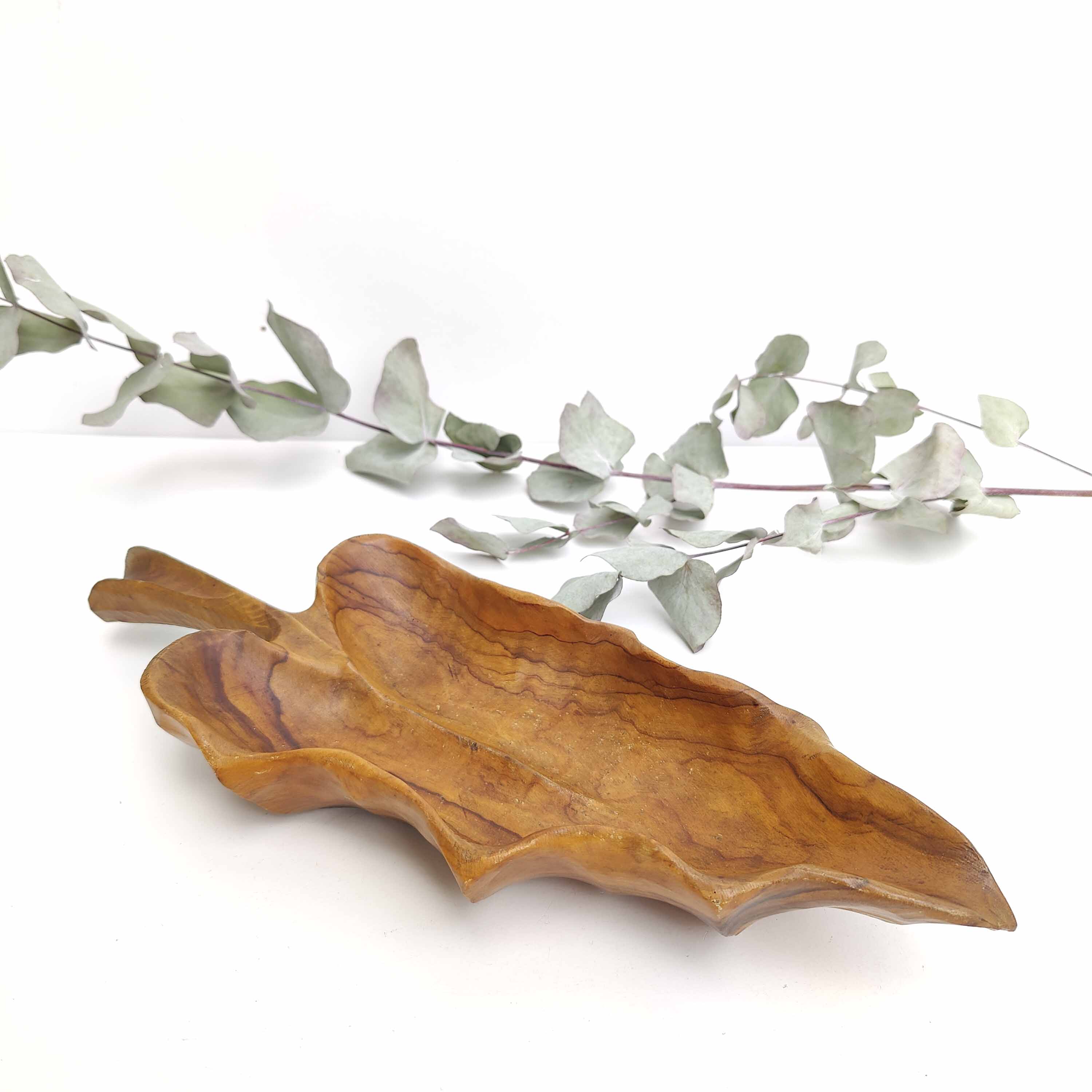 Top basket in vintage wood leaf shape