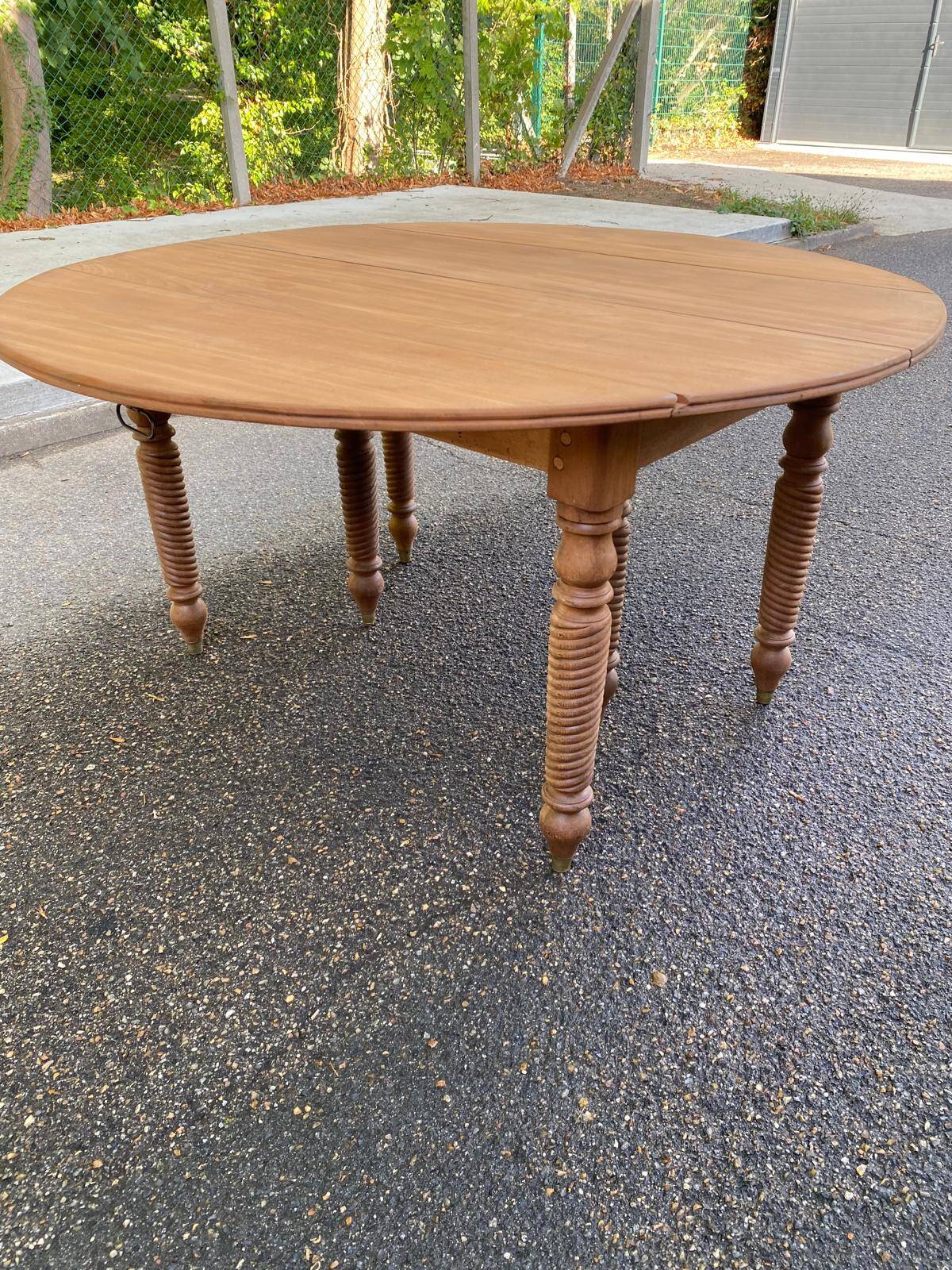 Round extendable banquet table stripped in solid mahogany with 4 extensions, 19th century.