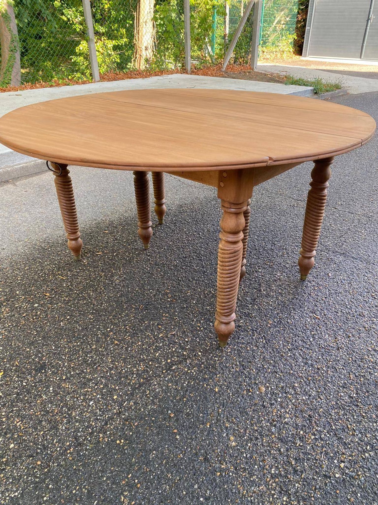 Round extendable banquet table stripped in solid mahogany with 4 extensions, 19th century.