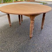 Round extendable banquet table stripped in solid mahogany with 4 extensions, 19th century.