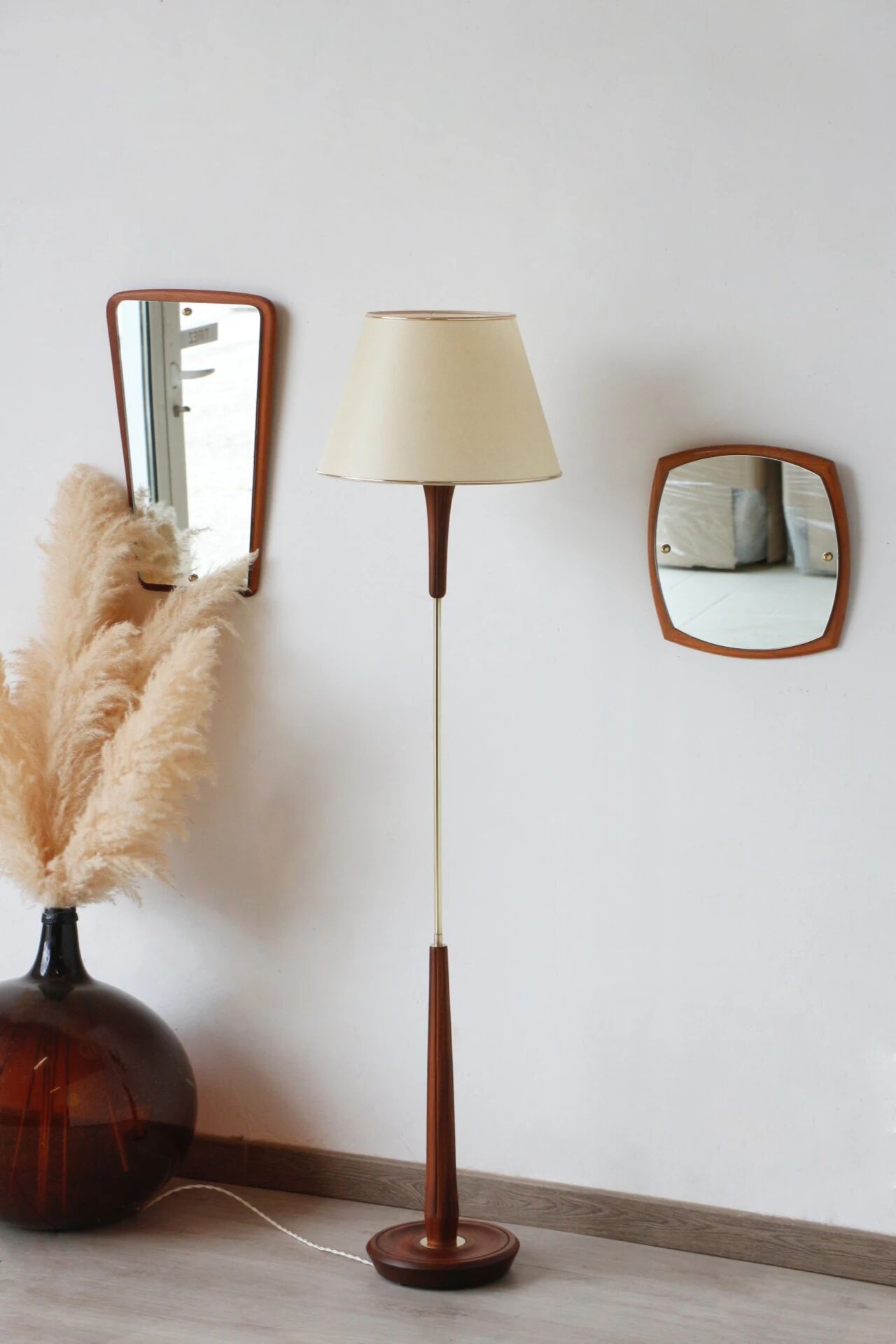 Lampadaire années 60 en teck et laiton – luminaire vintage