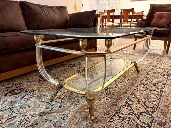 Table basse en verre style Hollywood Regency en laiton doré, lucite et verre