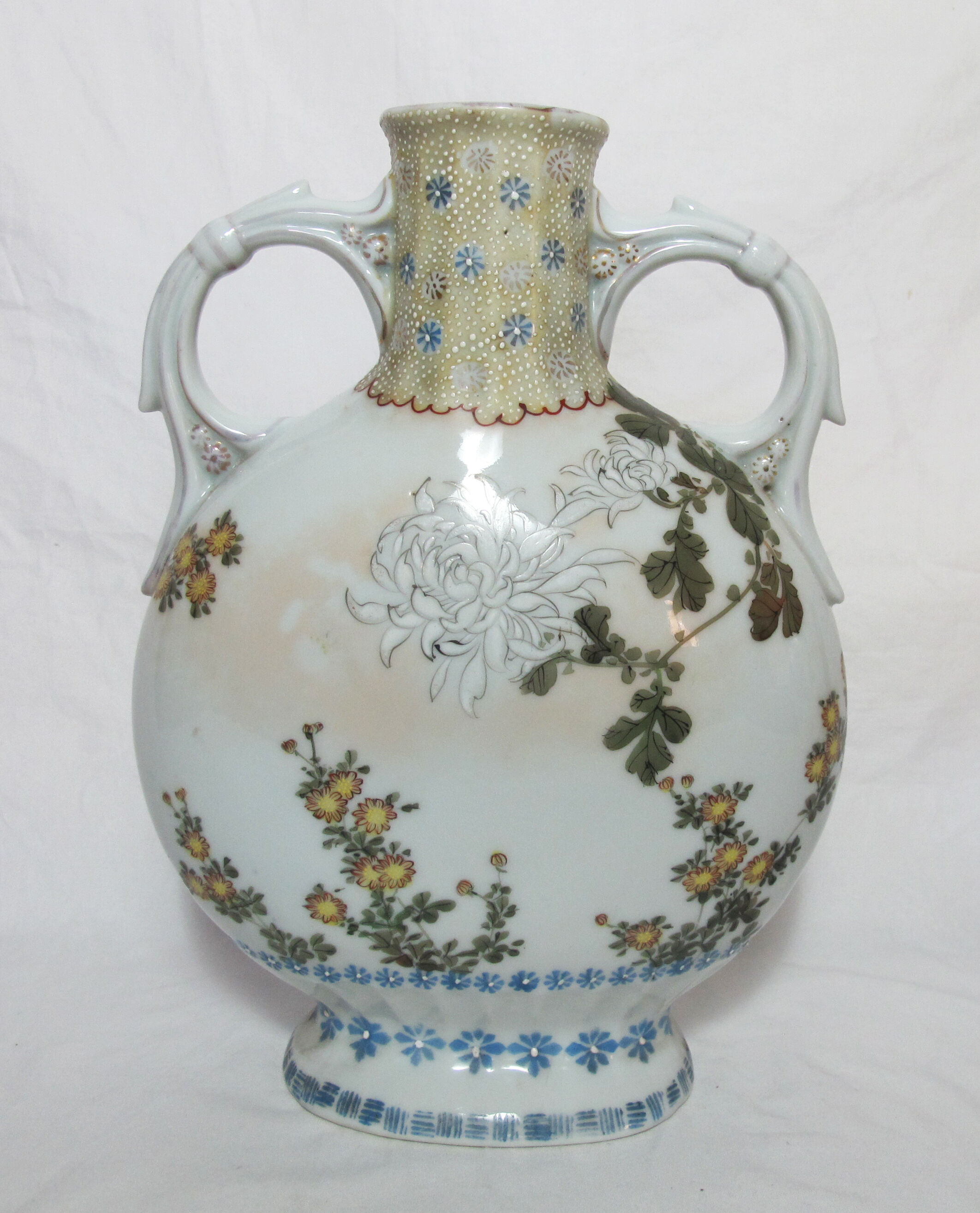 Gourd vase in Chinese or Japanese porcelain