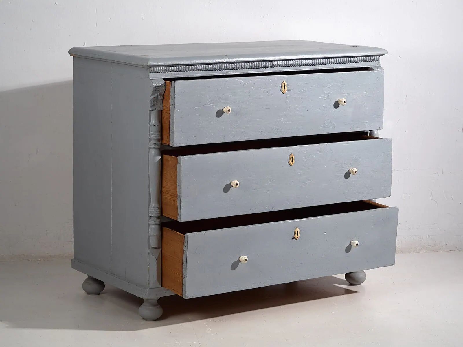 Large antique chest of drawers with three drawers (circa 1920)