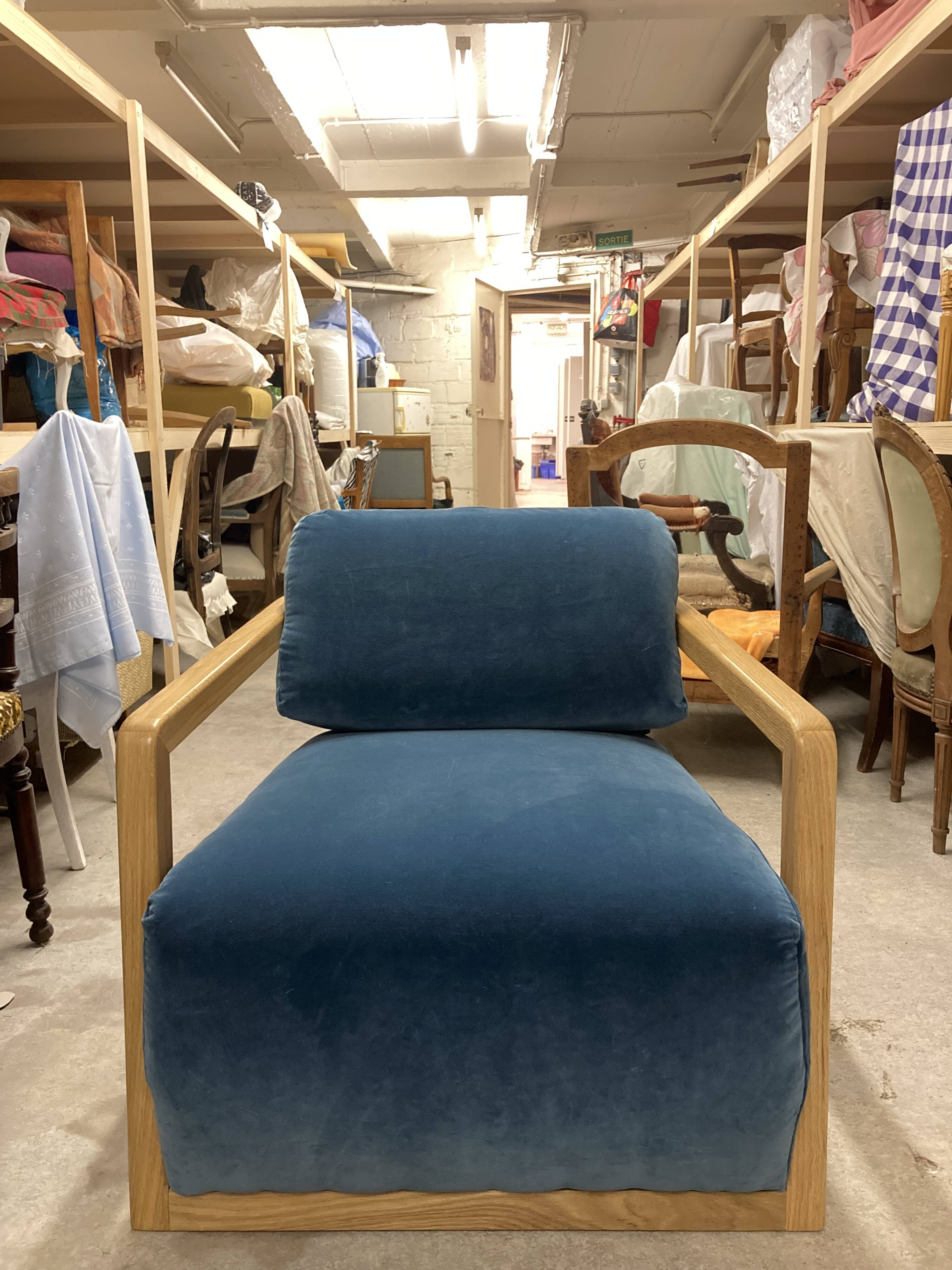 Contemporary armchair in blue velvet and oak