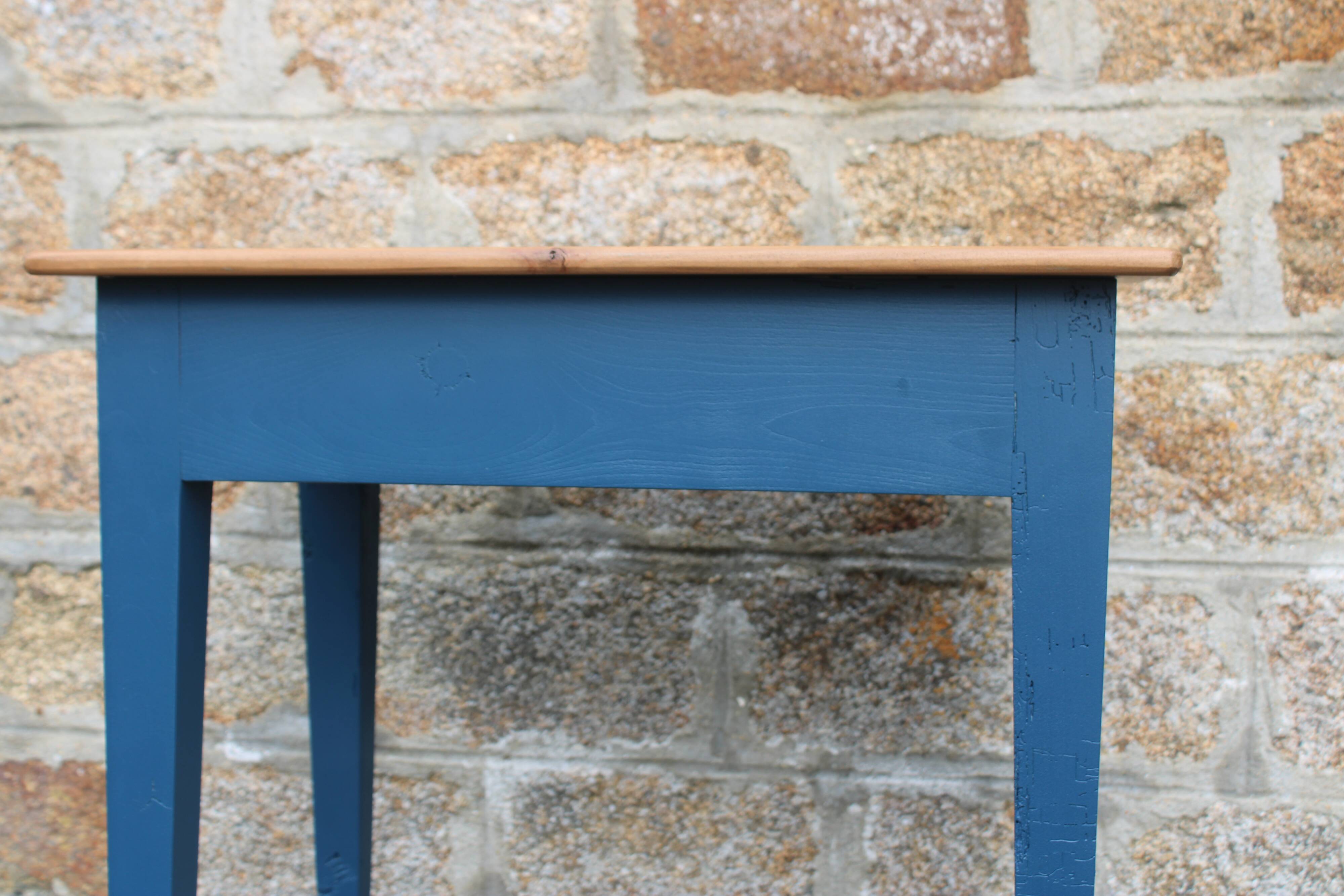 Table d’appoint ancienne rénovée – plateau bois naturel