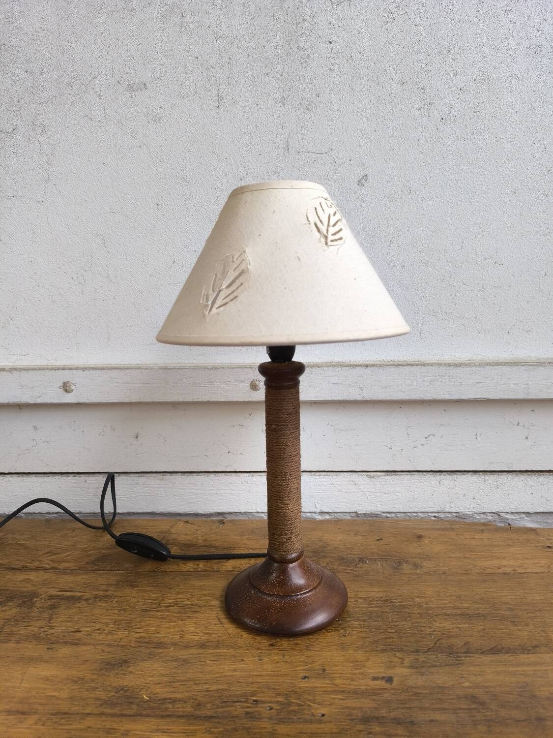 Table lamp in turned wood and rope