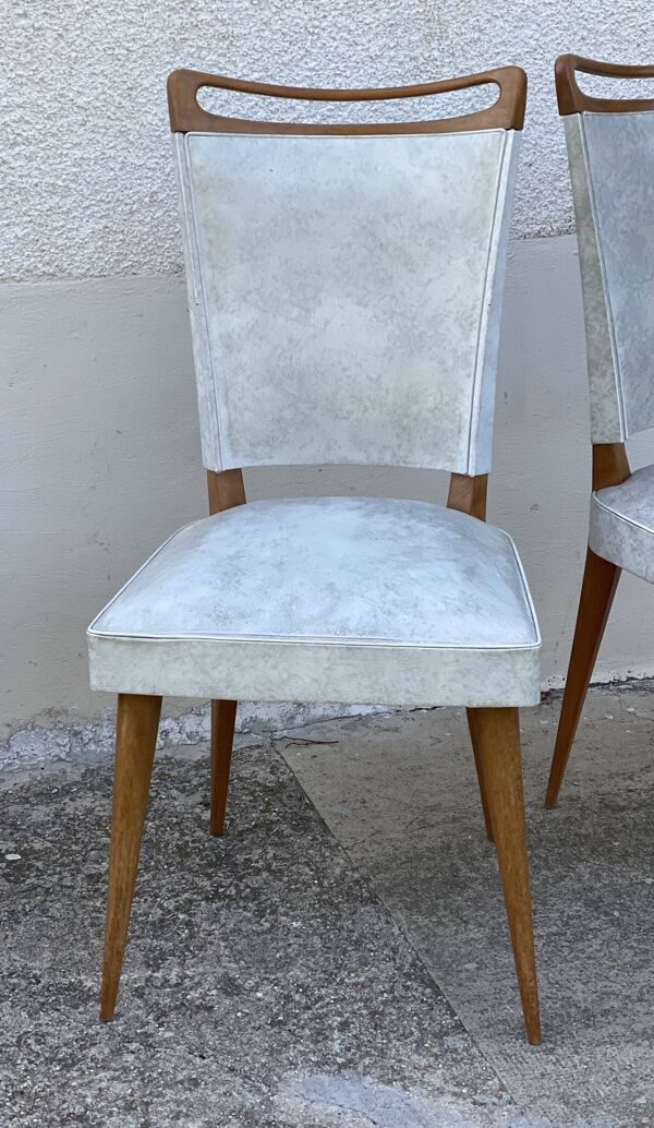 Paire de chaises pieds compas vintage 1960 bois et simili-cuir blanc