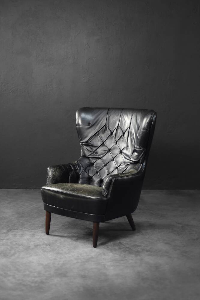 Vintage Danish modern wingback chair in black quilted leather, mid-20th century, 1960s.