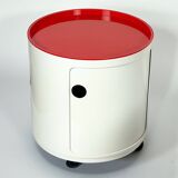 Paire de vélos Kartell Componibili des années 70 sur roulettes, coloris blanc cassé et corail.