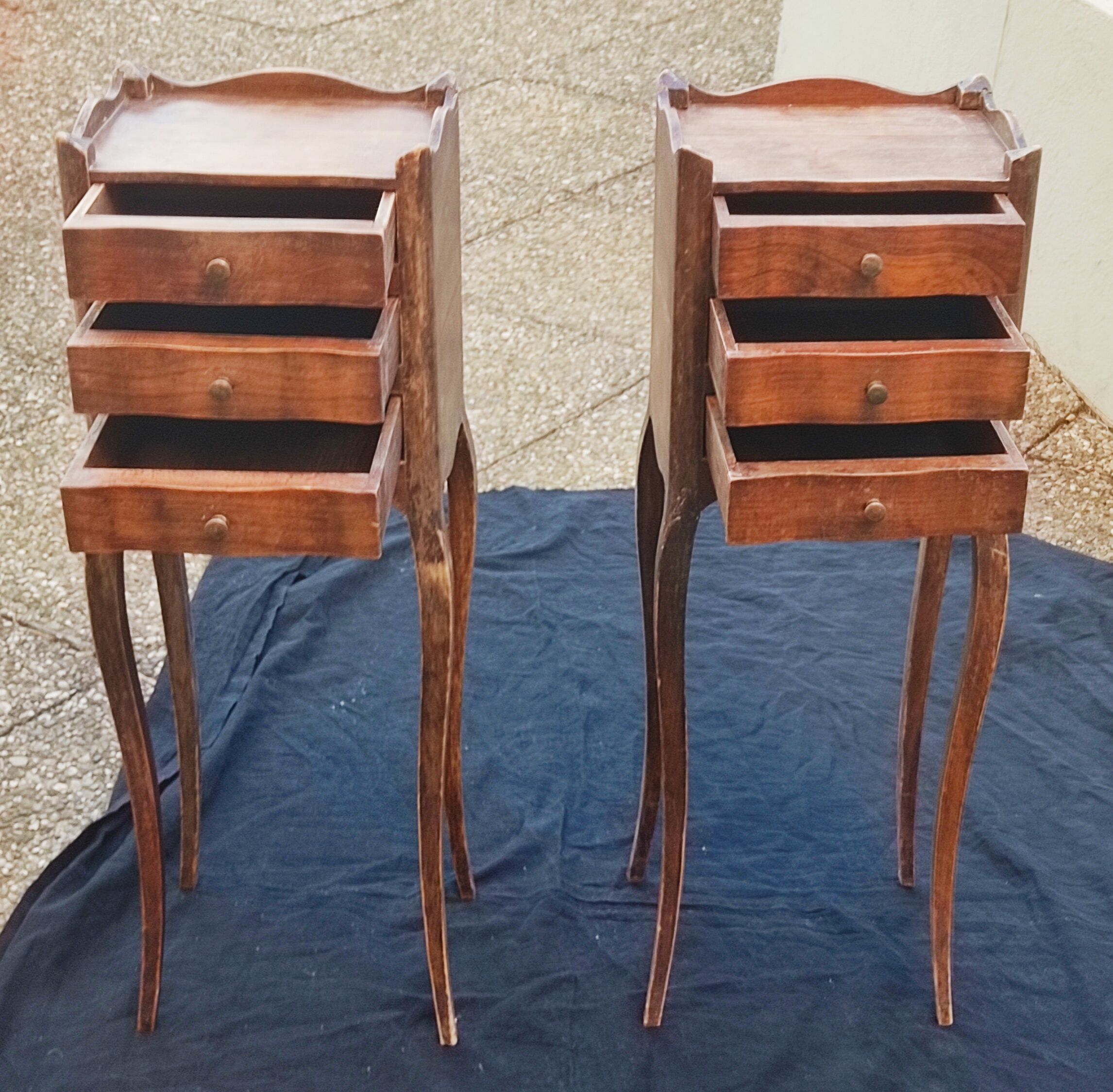 Tables de chevet en bois de noyer style Louis XV