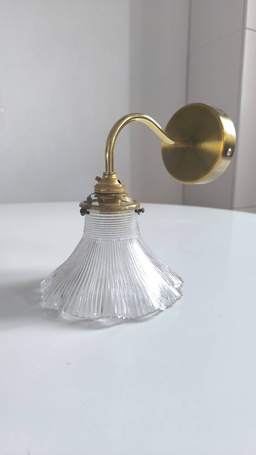 Applique en verre holophan et laiton doré