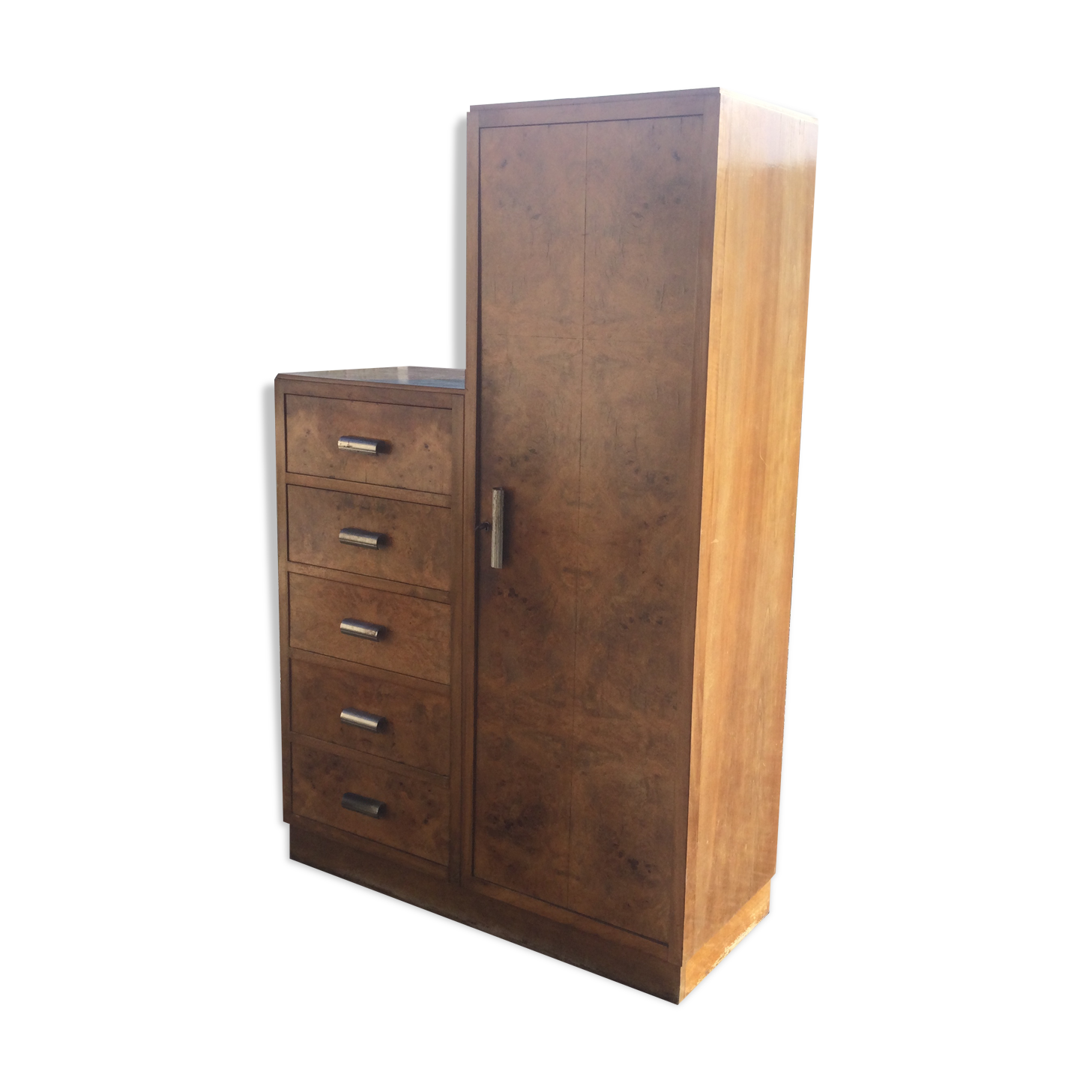 Asymmetrical cabinet