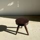 tabouret en bois massif brun assise circulaire plate