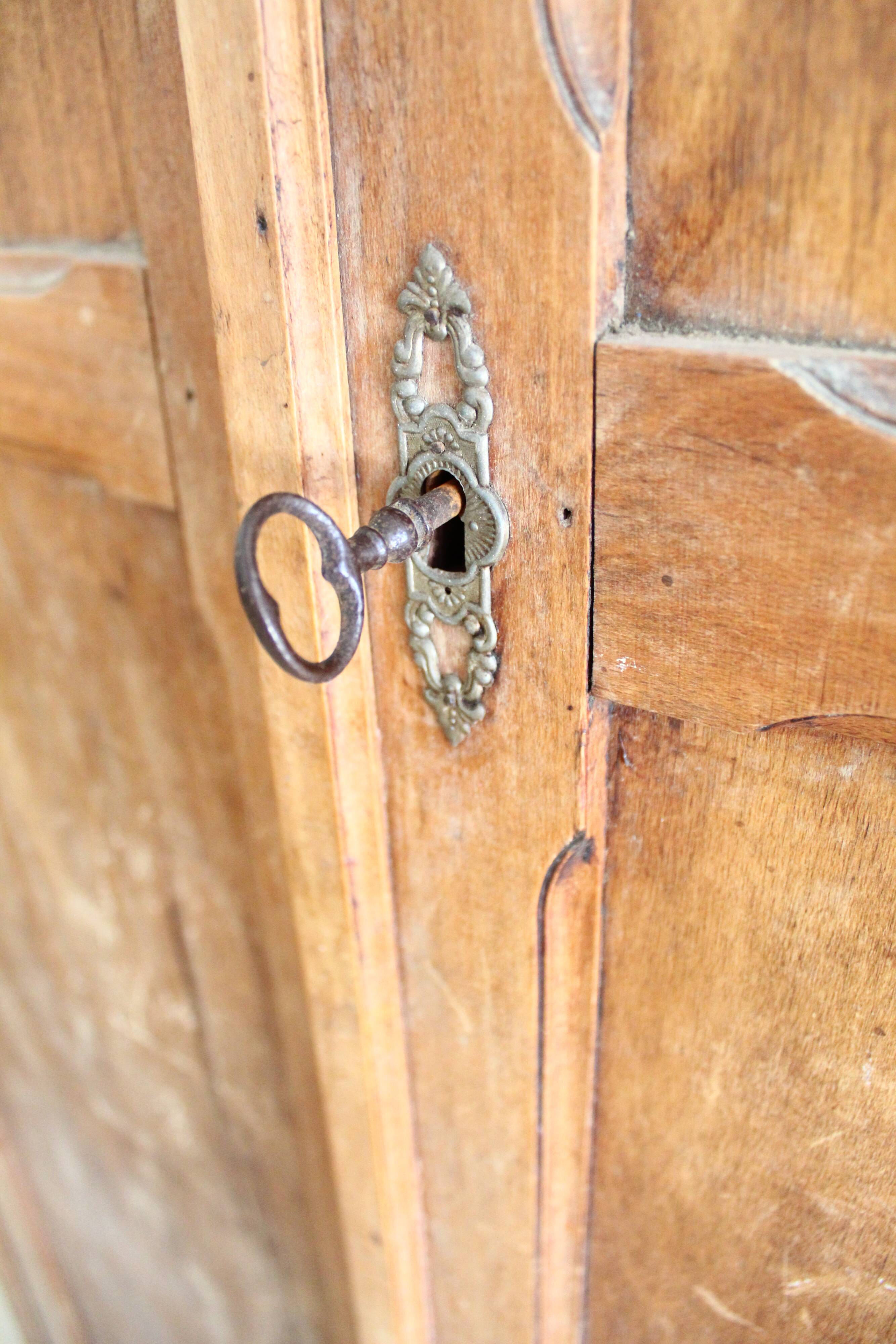 Parisian solid wood cabinet