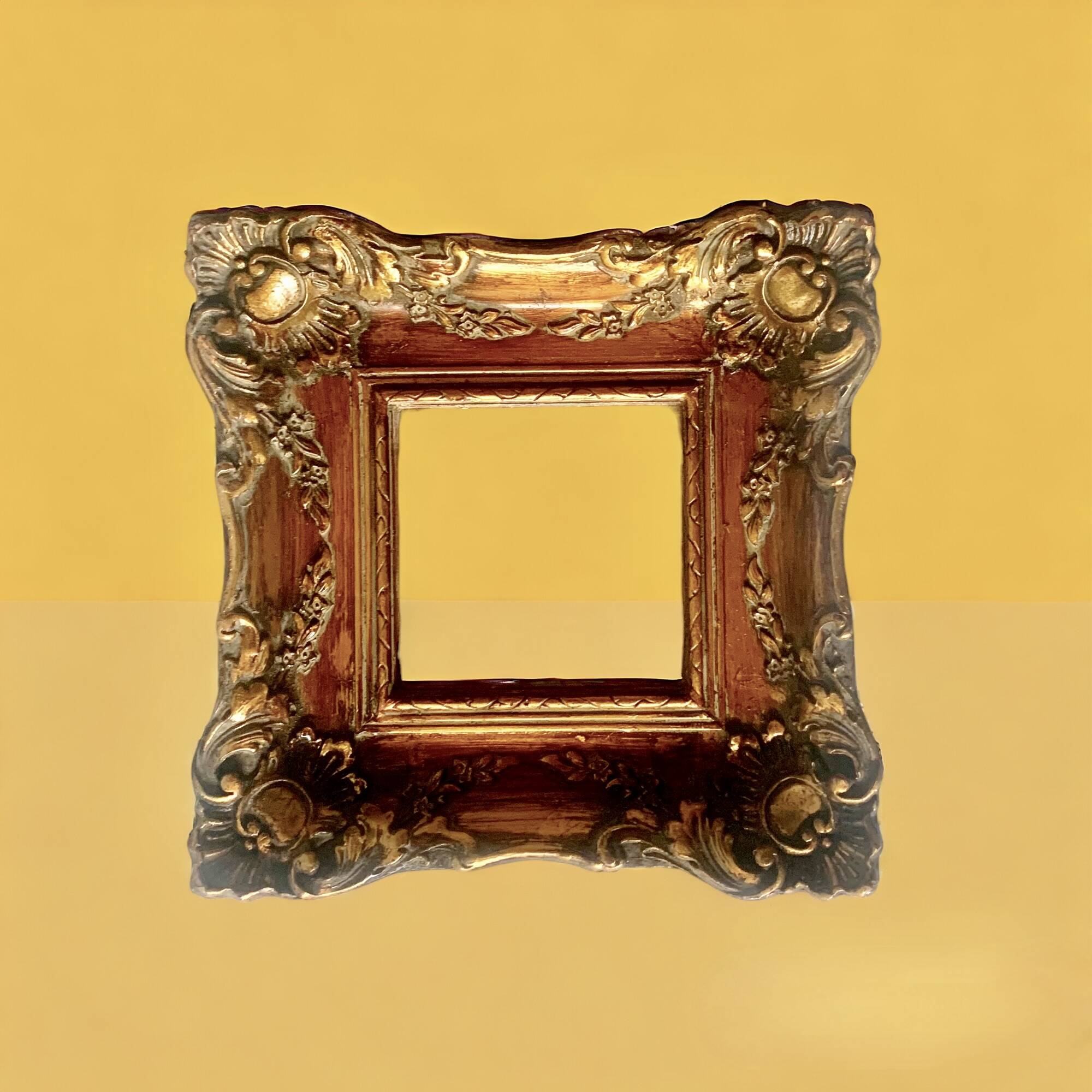 Petit cadre carré en bois sculpté doré style rococo