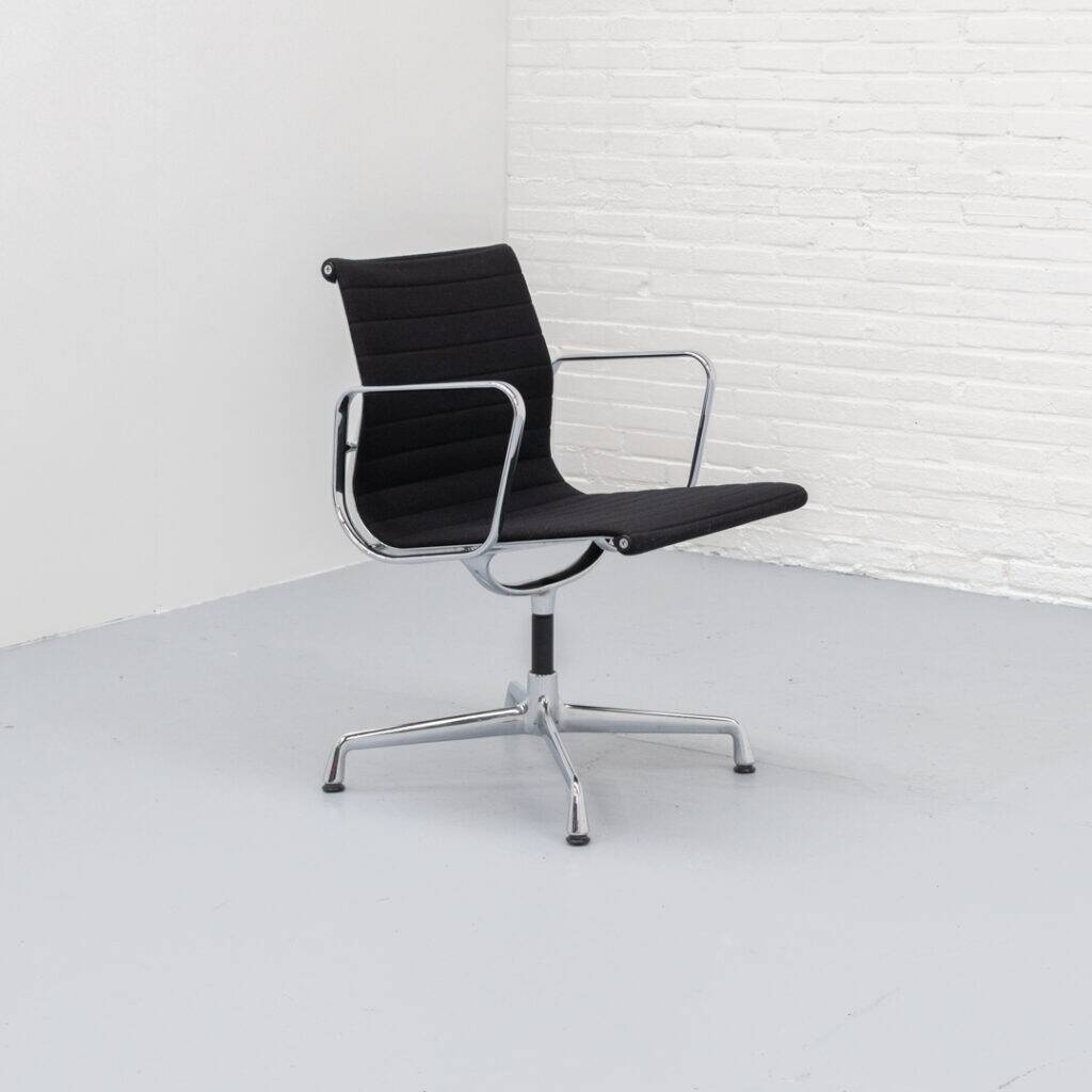 Chaise Eames EA 108 Vitra années 1990