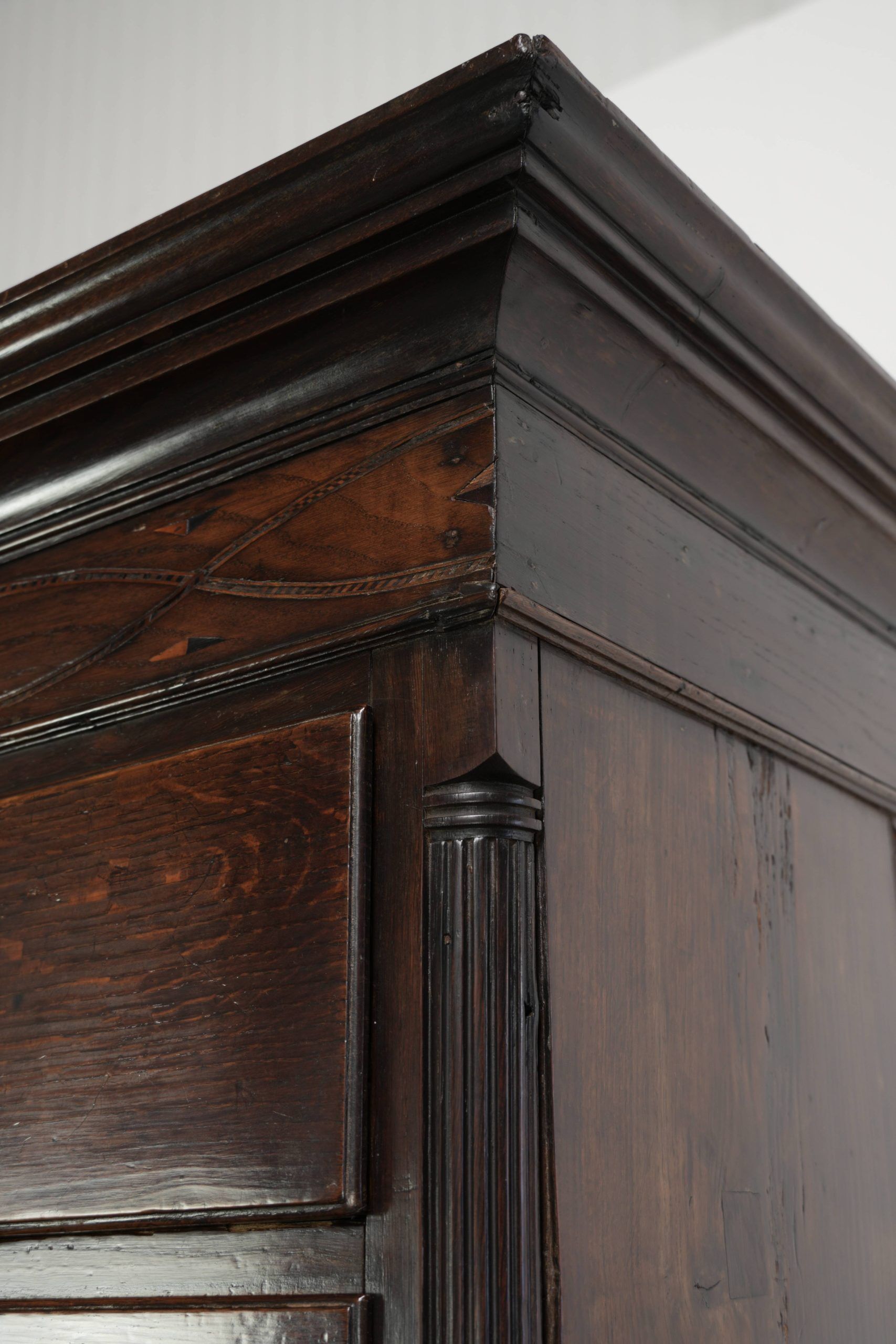 Commode anglaise antique du XVIIIe siècle en chêne.