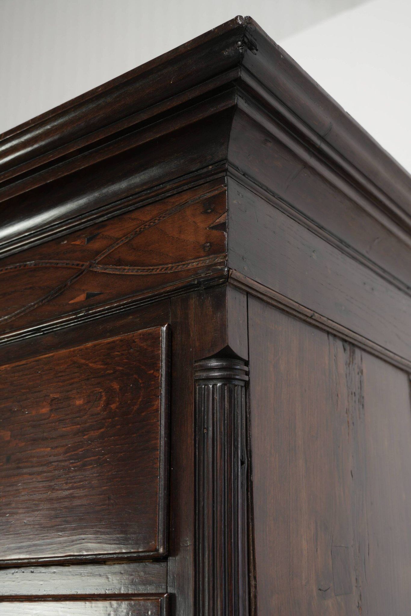 Commode anglaise antique du XVIIIe siècle en chêne.