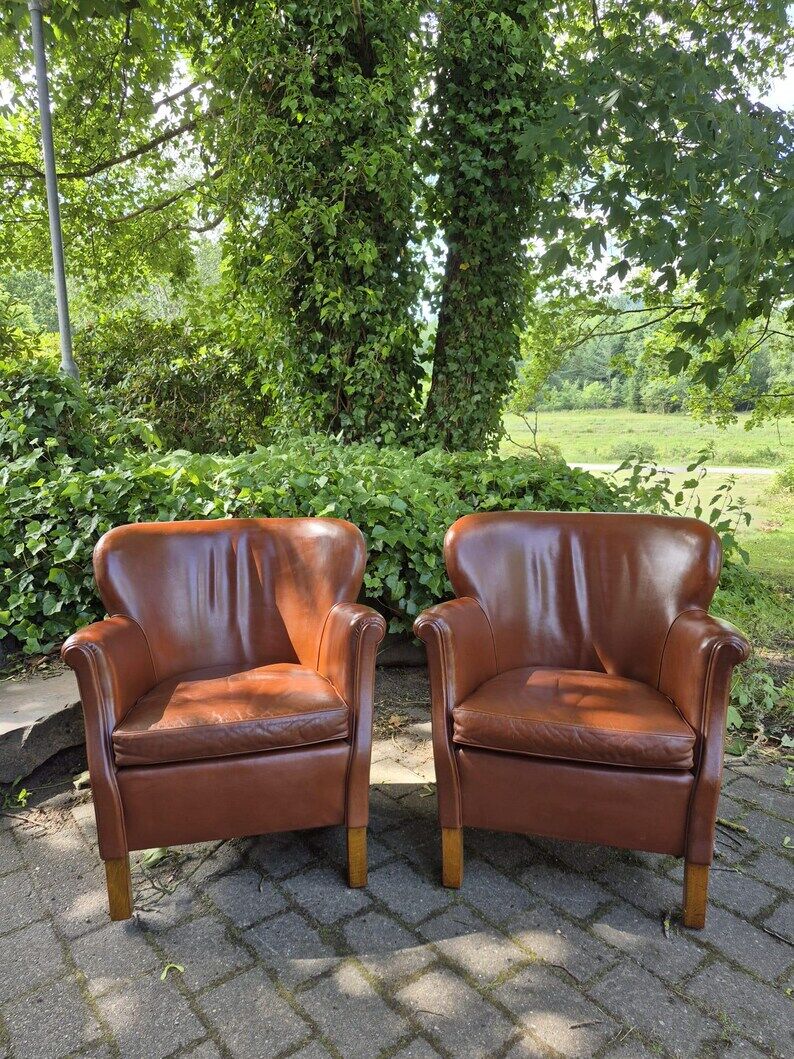 Chaises longues en cuir, design danois. Style urbain moderne.