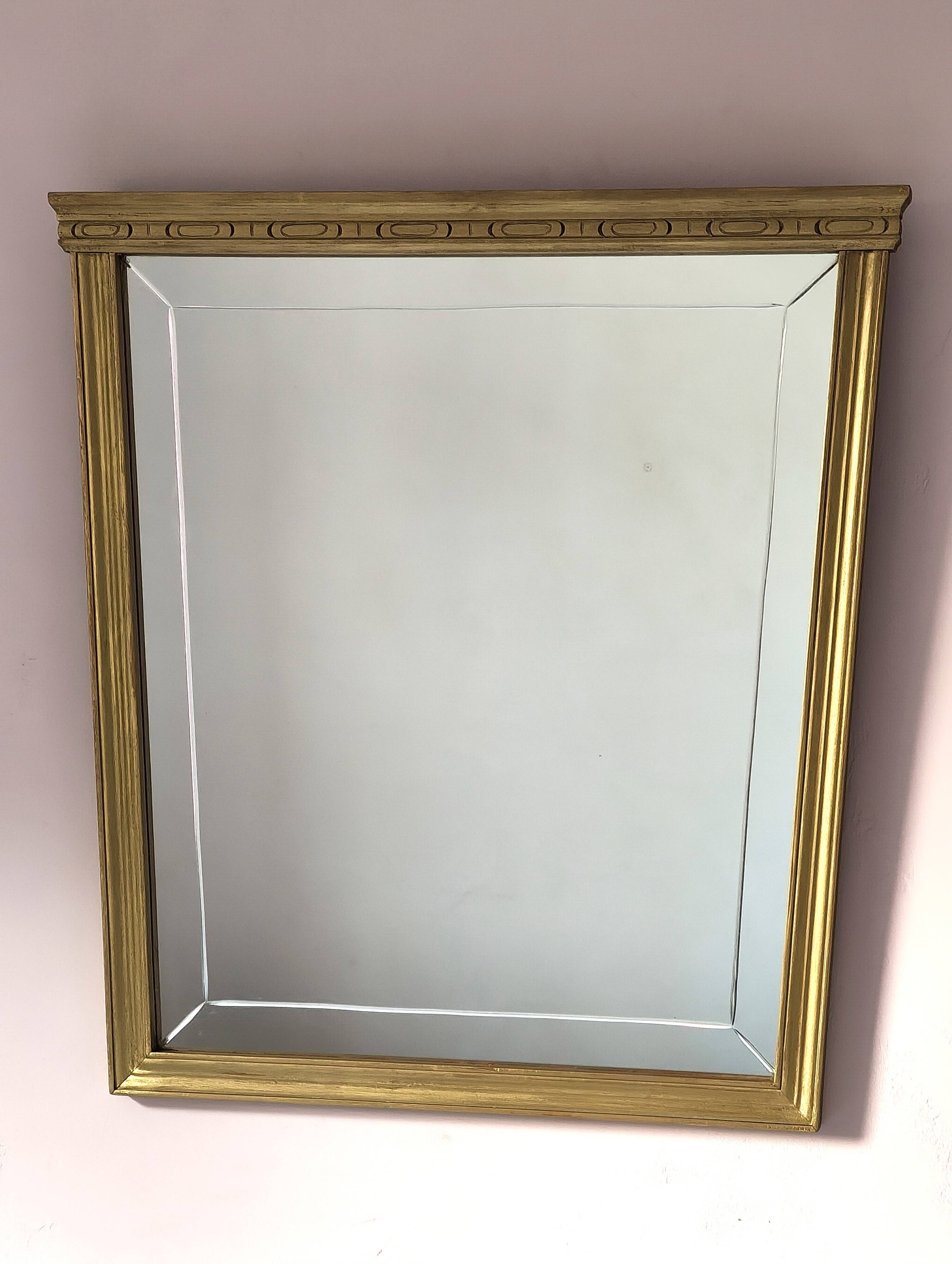 Miroir en bois doré, de forme organique avec une glace biseauté
