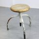 Tabouret pivotant blanc industriel vintage