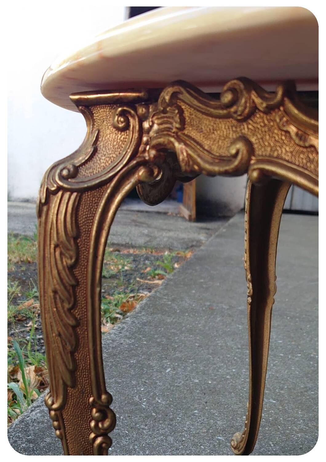 Table basse en bronze de style Louis XV avec plateau en marbre, XXe siècle