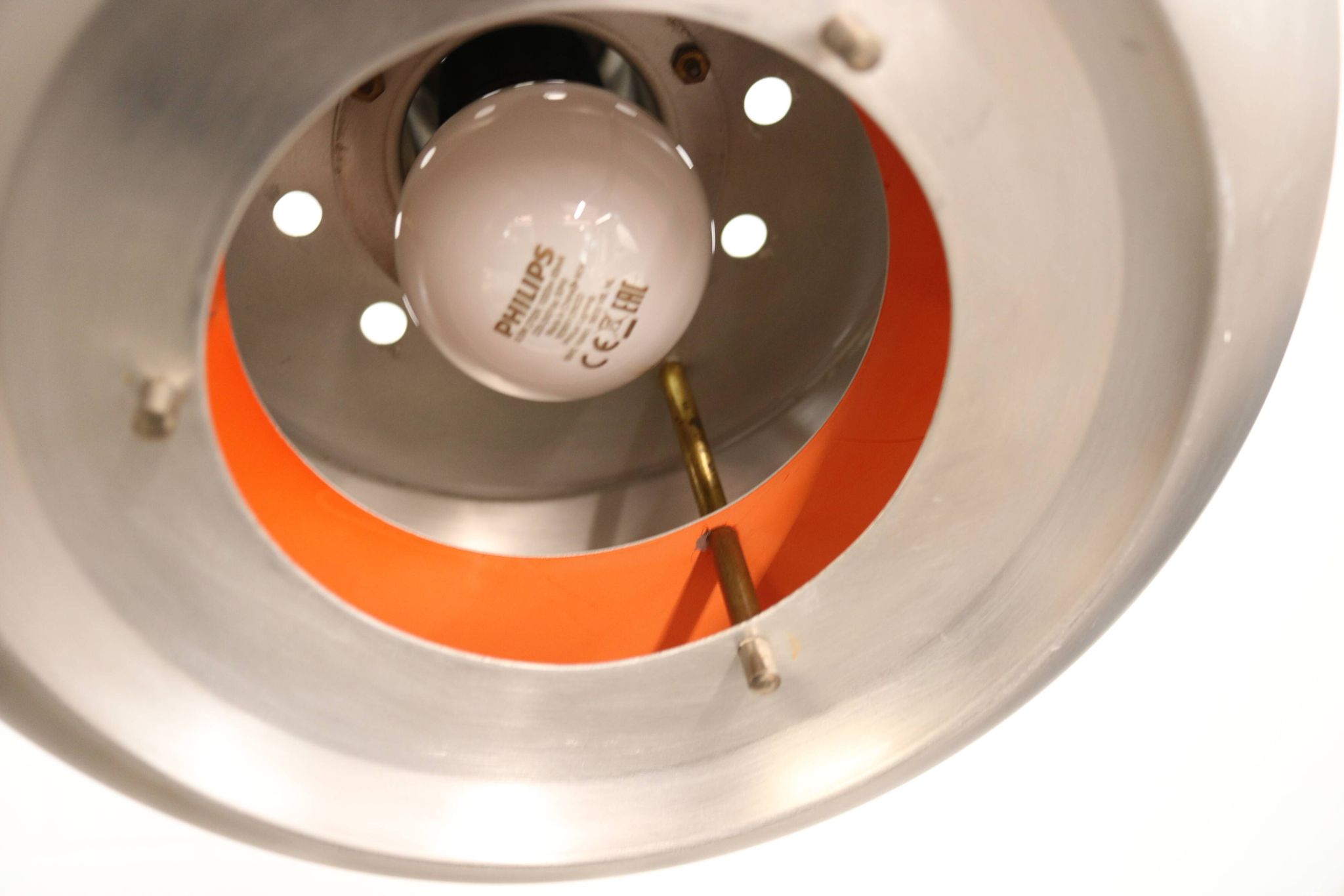 Ancienne lampe de design danois de l'ère spatiale en aluminium avec intérieur orange.