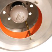 Ancienne lampe de design danois de l'ère spatiale en aluminium avec intérieur orange.
