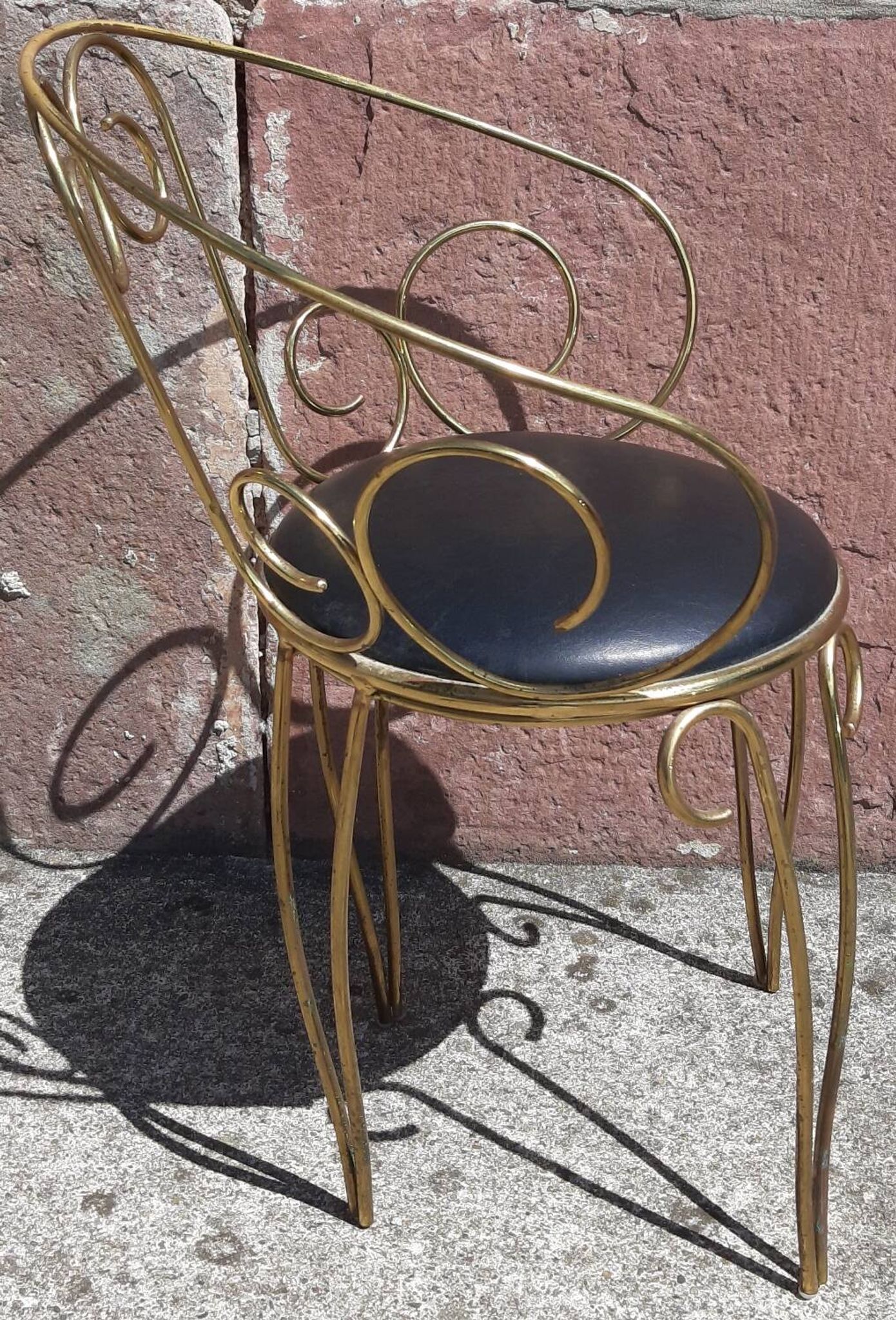 Coiffeuse et chaise en métal doré et opaline.
