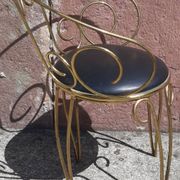 Coiffeuse et chaise en métal doré et opaline.
