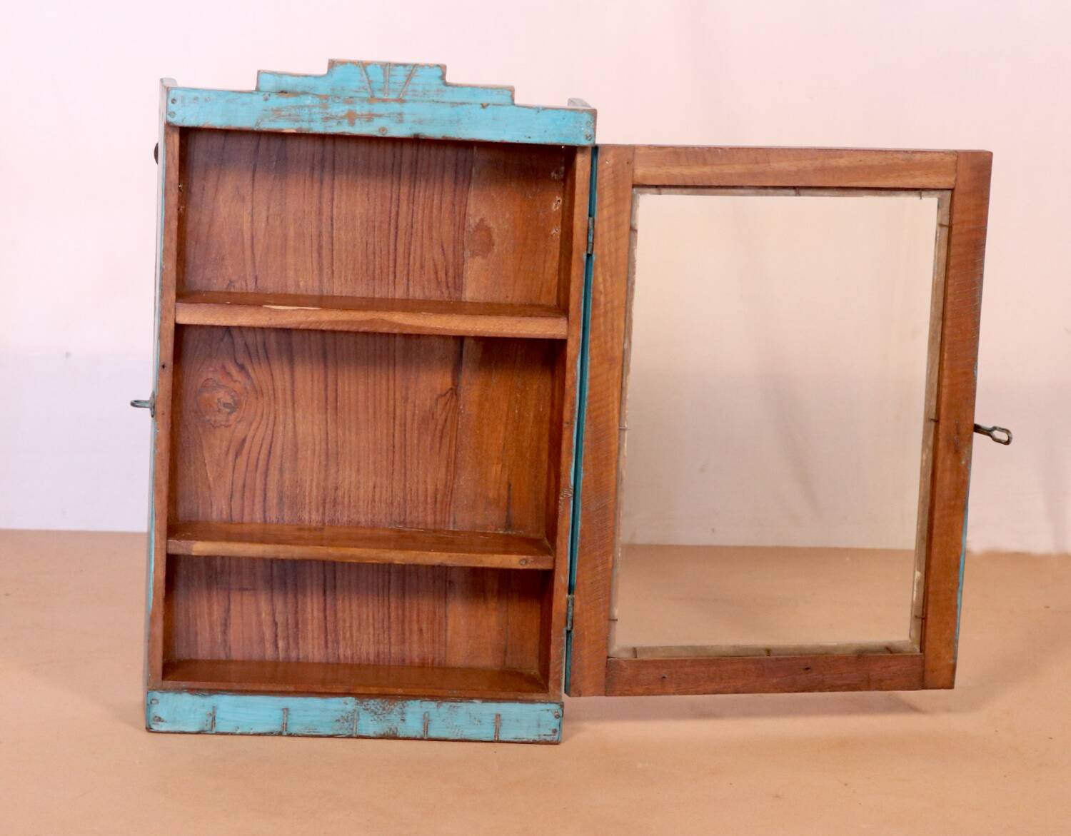 Ancienne vitrine murale art déco en teck birman patine bleue d’origine