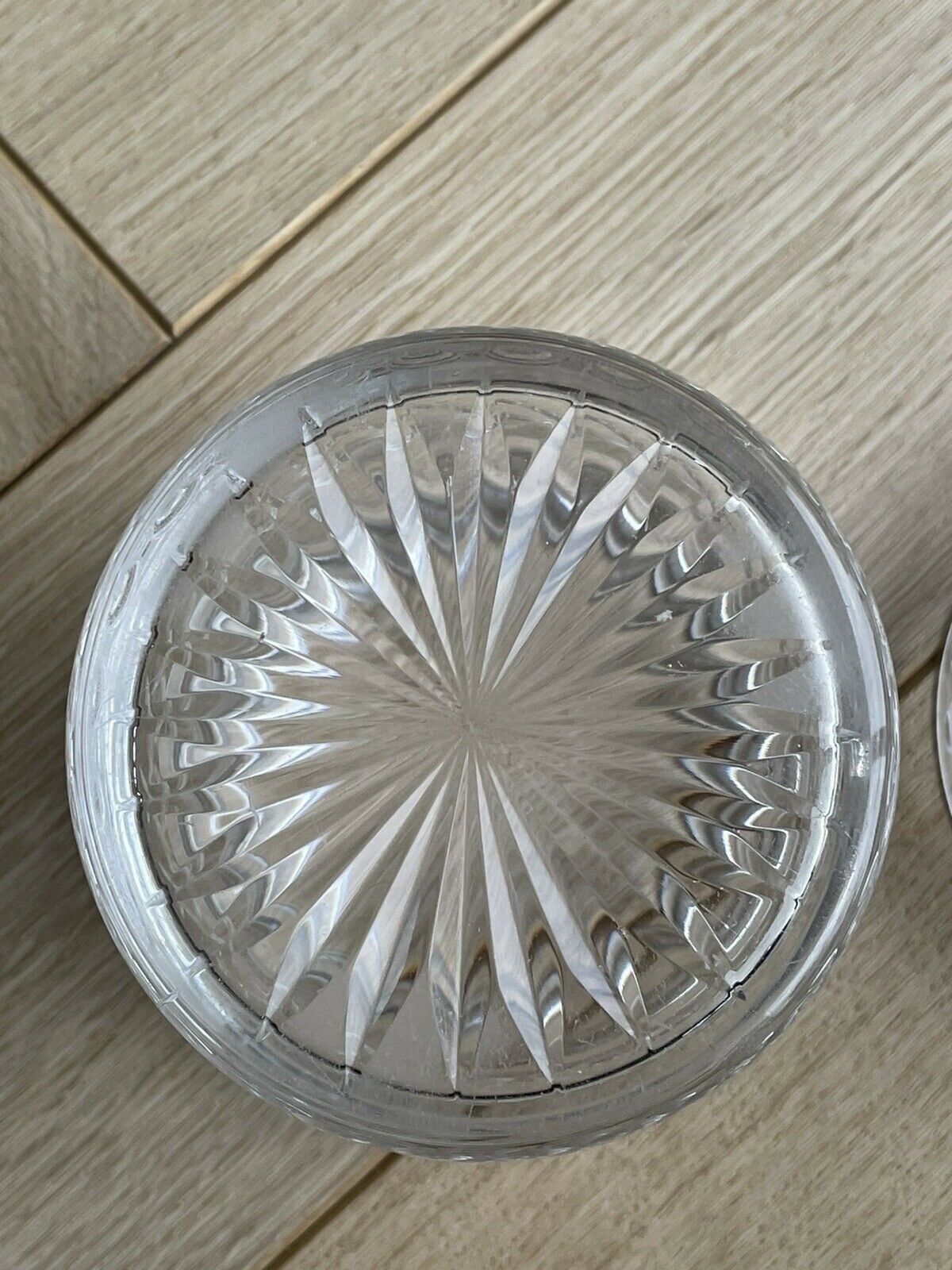 Chiseled crystal powder box