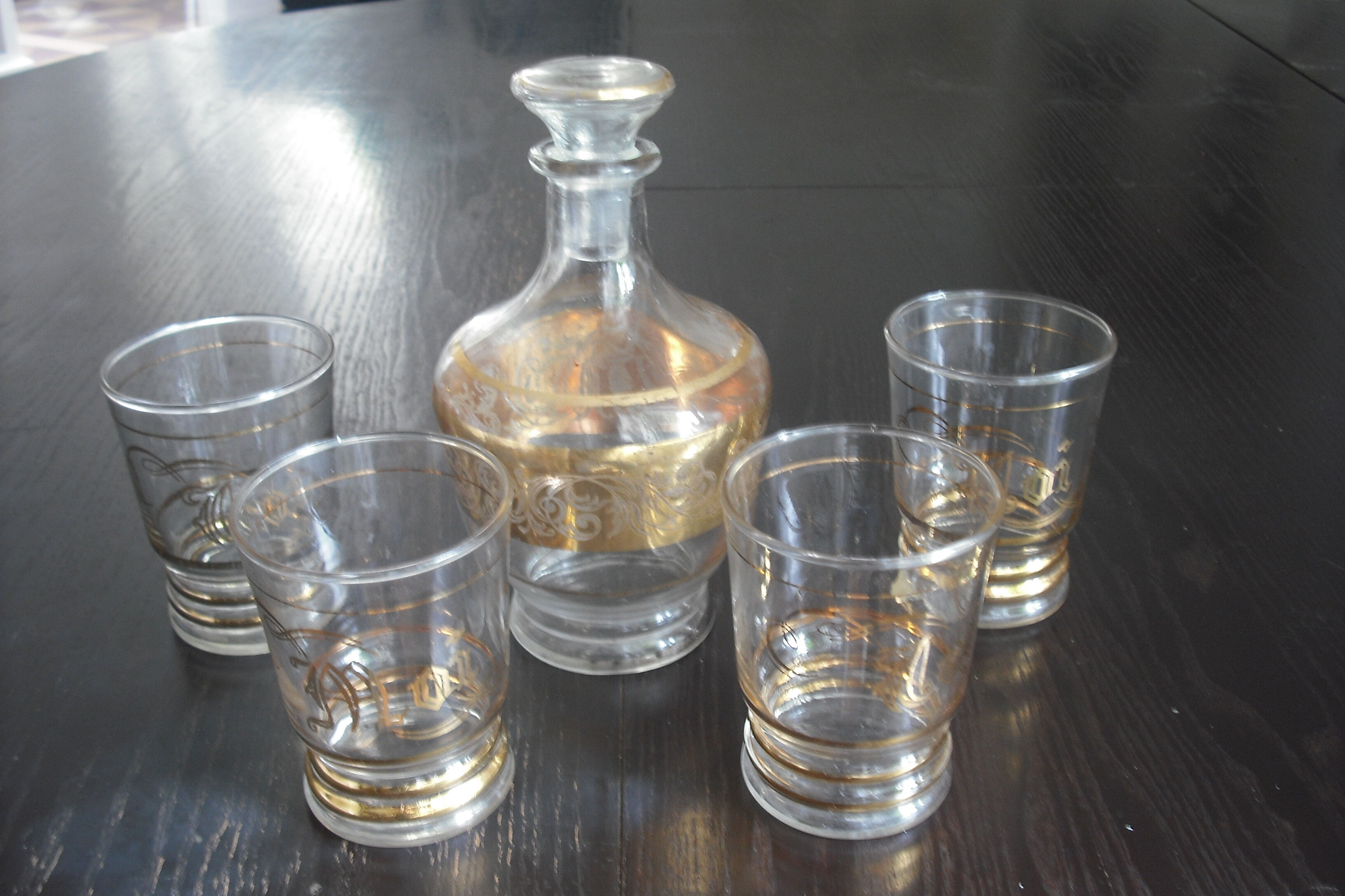 4 glasses engraved gold, one bottle