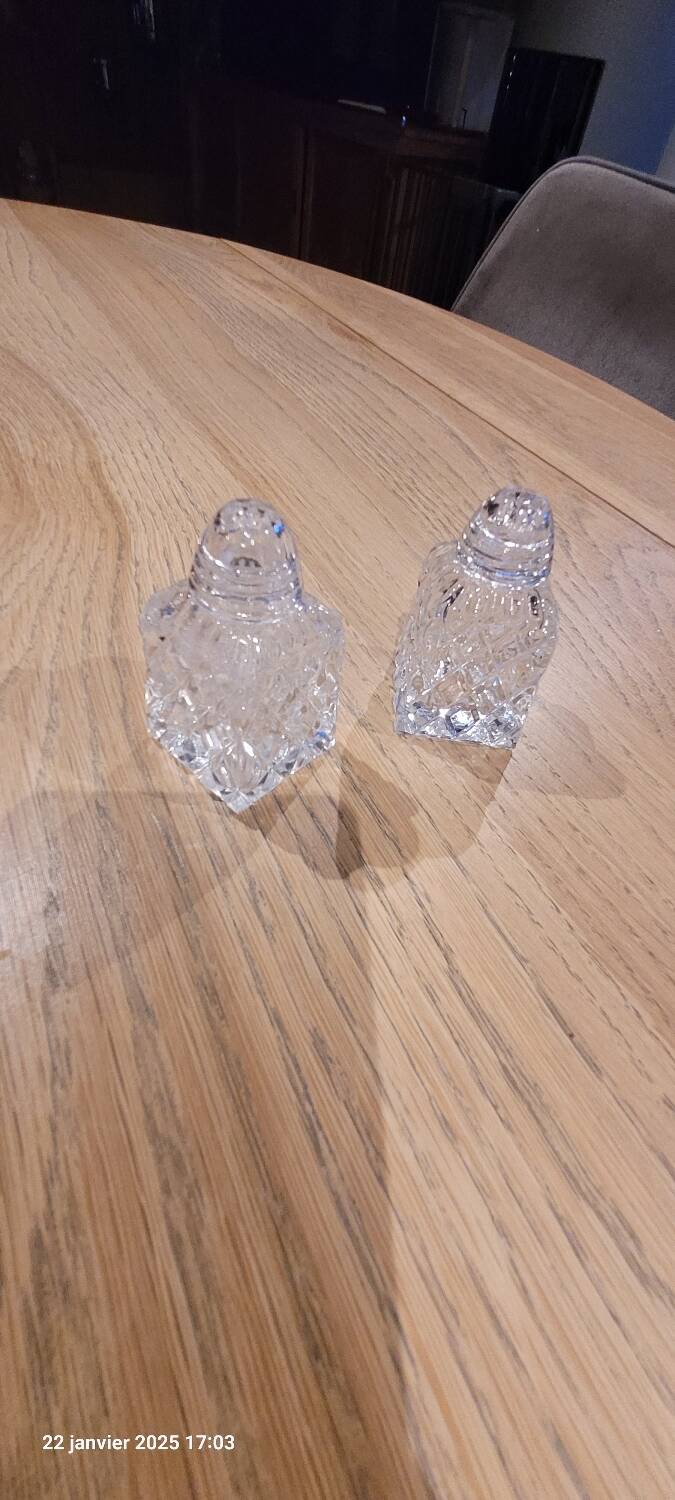Salière et poivrière en verre taillé