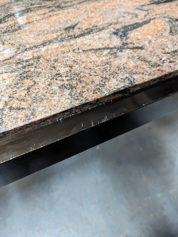 Table, bureau en granit rose de George Ciancimino
