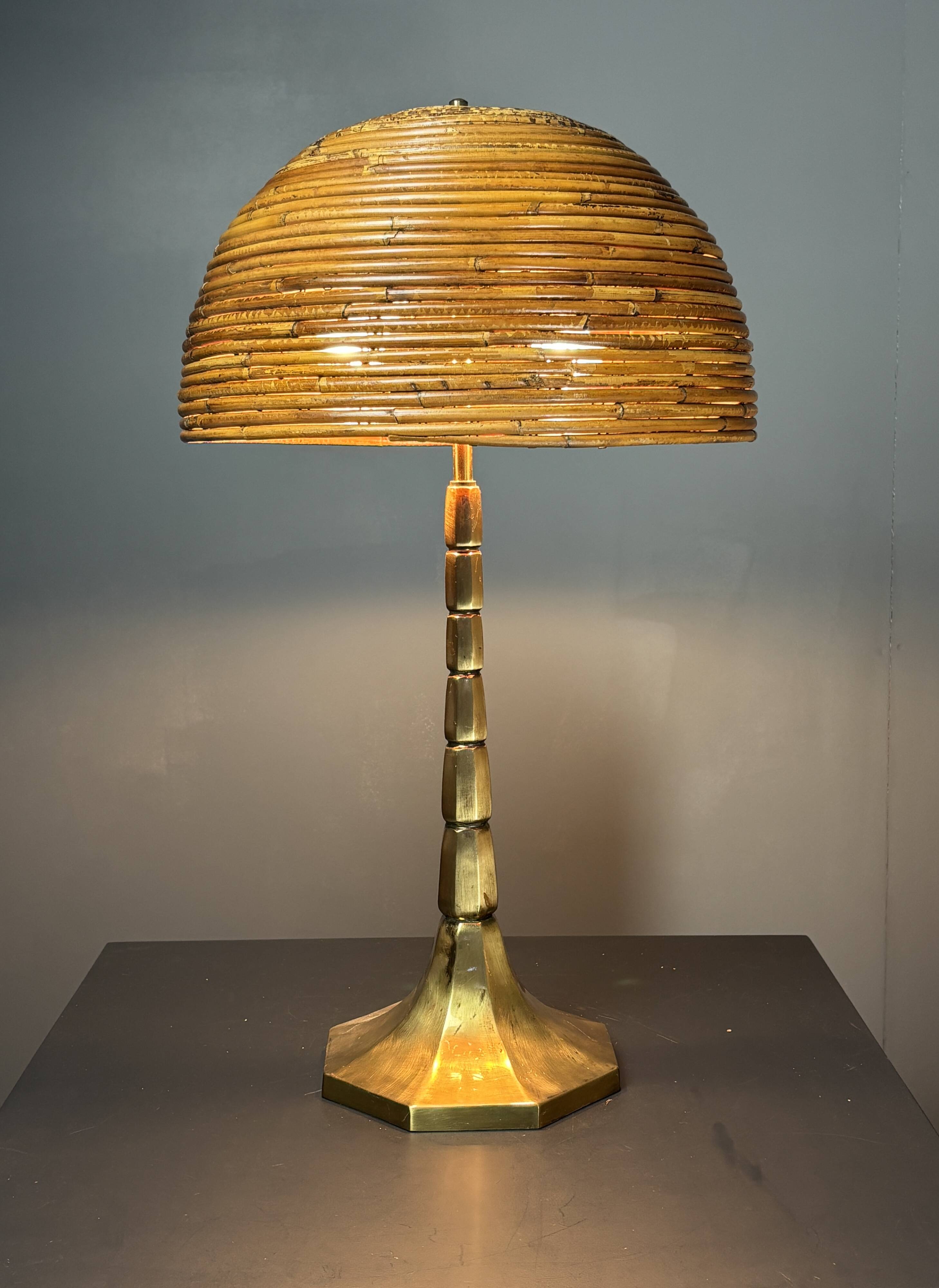 Lampe de table en rattan, bambou et laiton à tige en crayon du milieu du siècle. Années 1970.