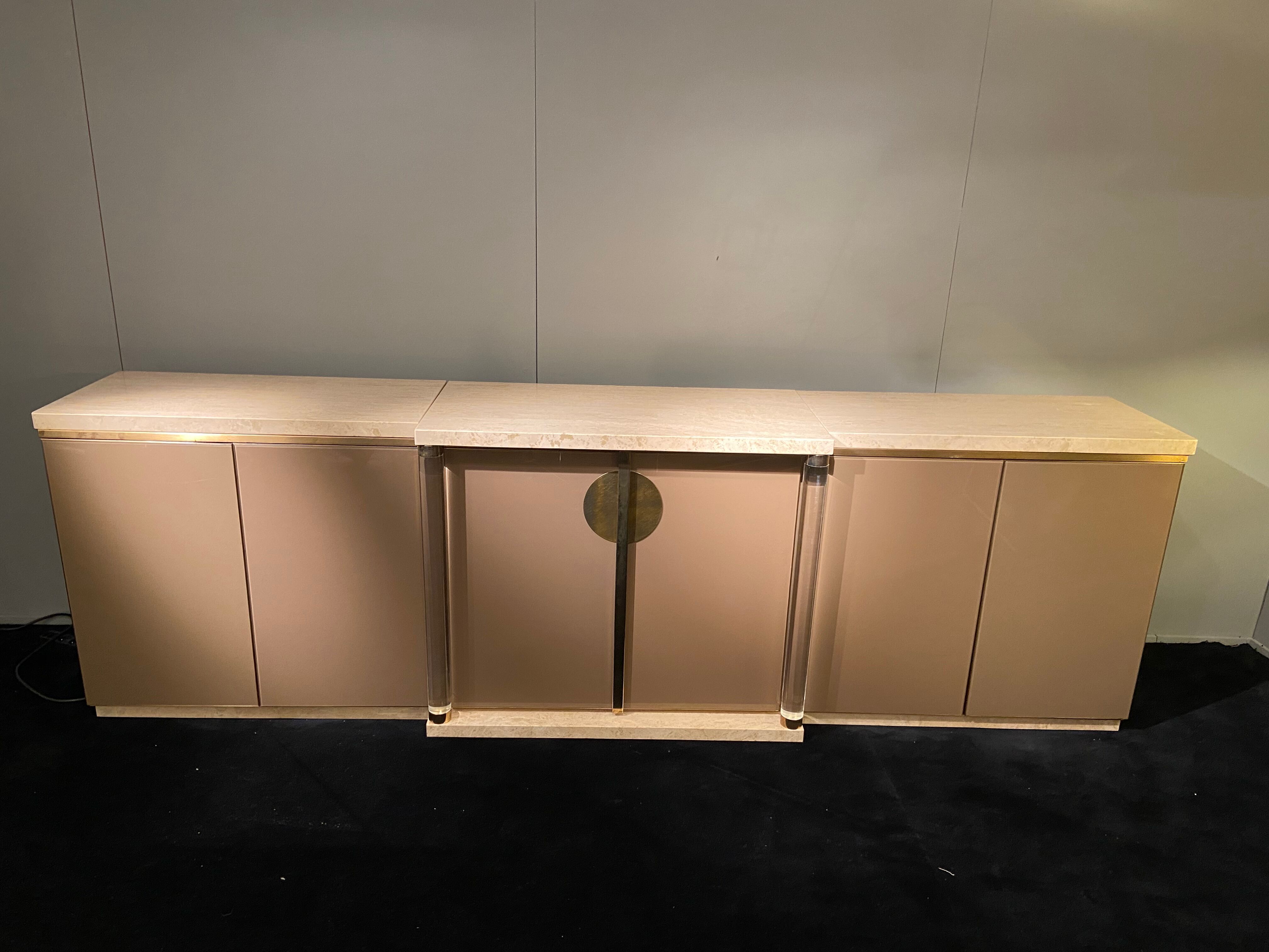 Enfilade laquée, travertin et plexiglas, Belgo Chrom, 1970s