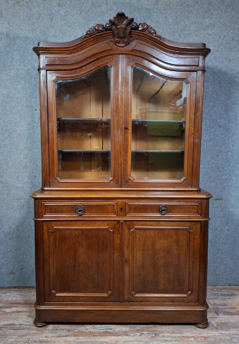 Buffet deux corps époque Napoléon III en bois massif.