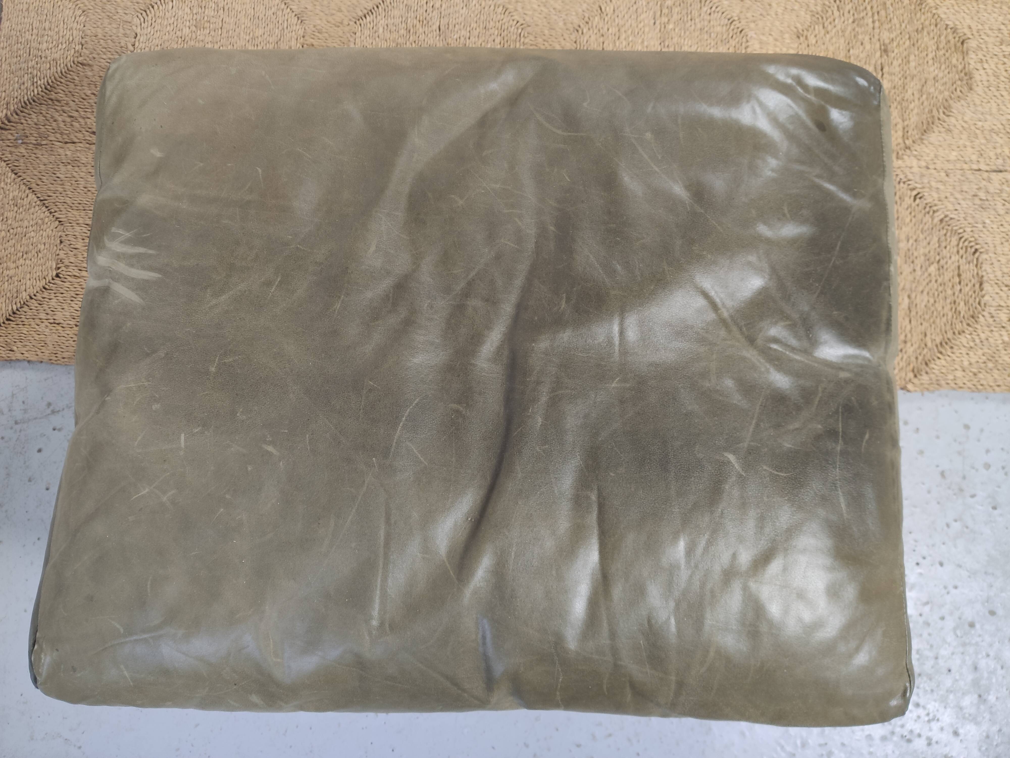 Modulable sofa an armchair in leather and wood