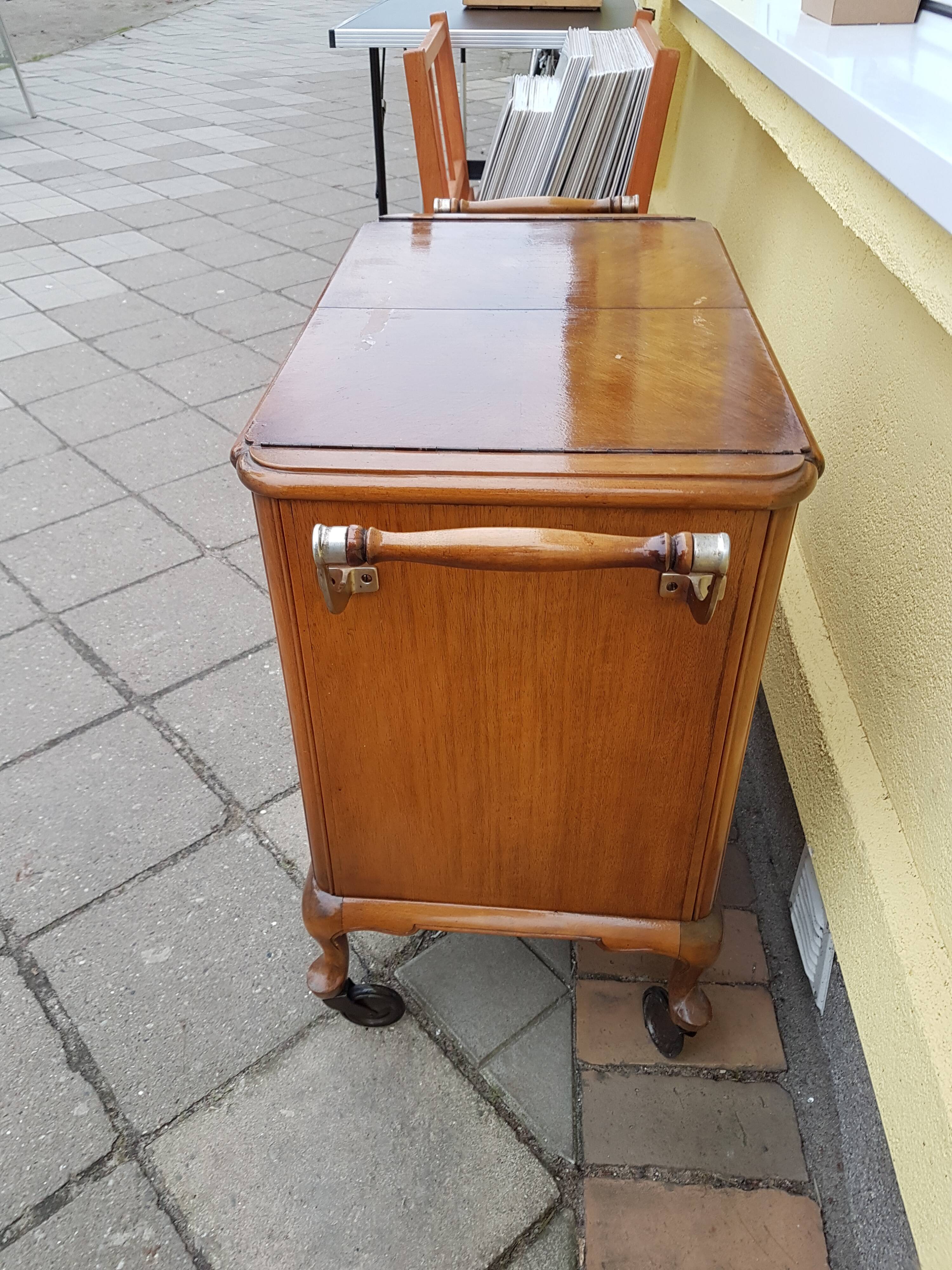 a beautiful house bar from around 1950, 80 x 50 x 70 cm in size and in very good condition
