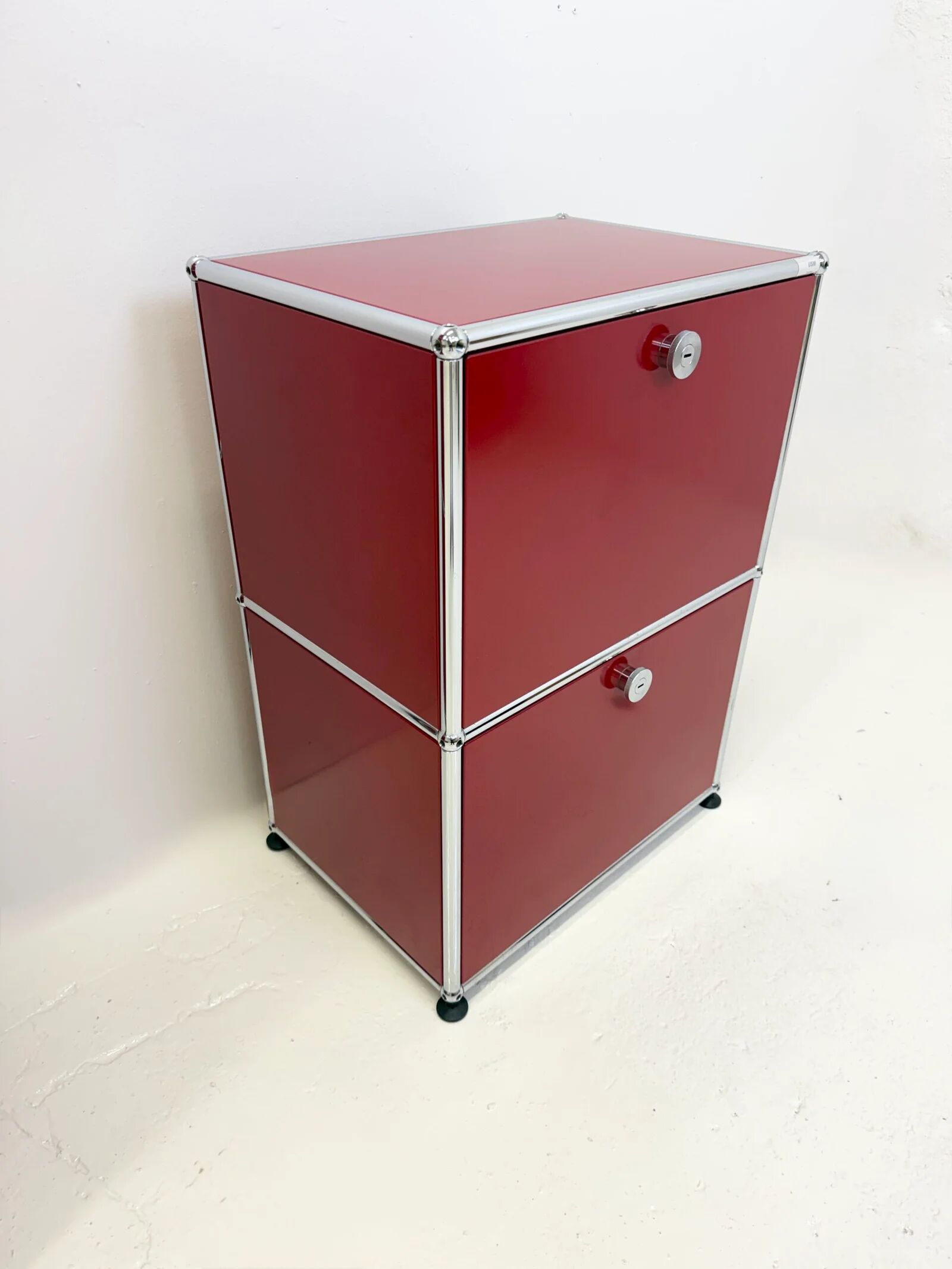USM Haller "Ruby Red" – Side table (as new condition)