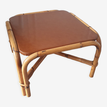 Table basse en rotin avec dessus cuir marron 63 cm de cote  39 cm de hauteur