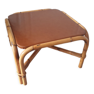 Table basse en rotin avec dessus cuir marron 63 cm de cote  39 cm de hauteur