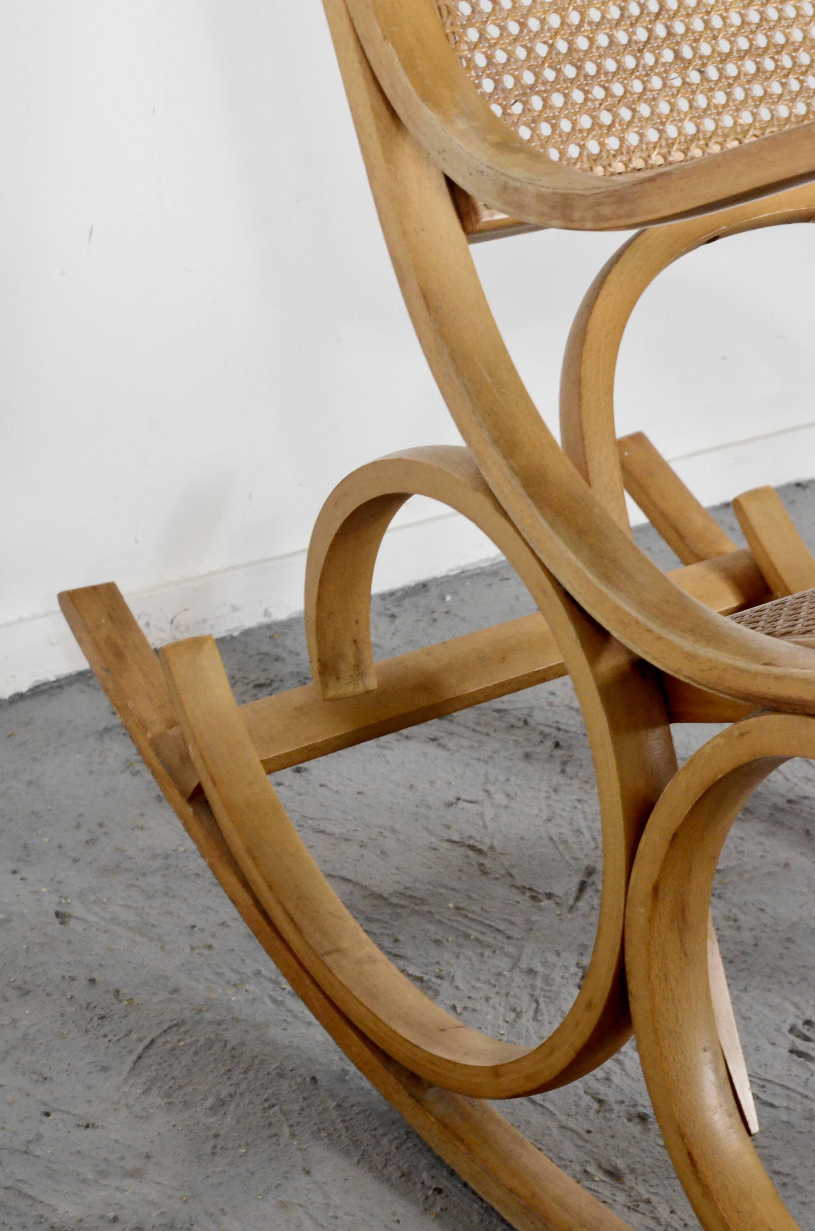 Fauteuil à bascule italien Luigi Crassevig en bois courbé