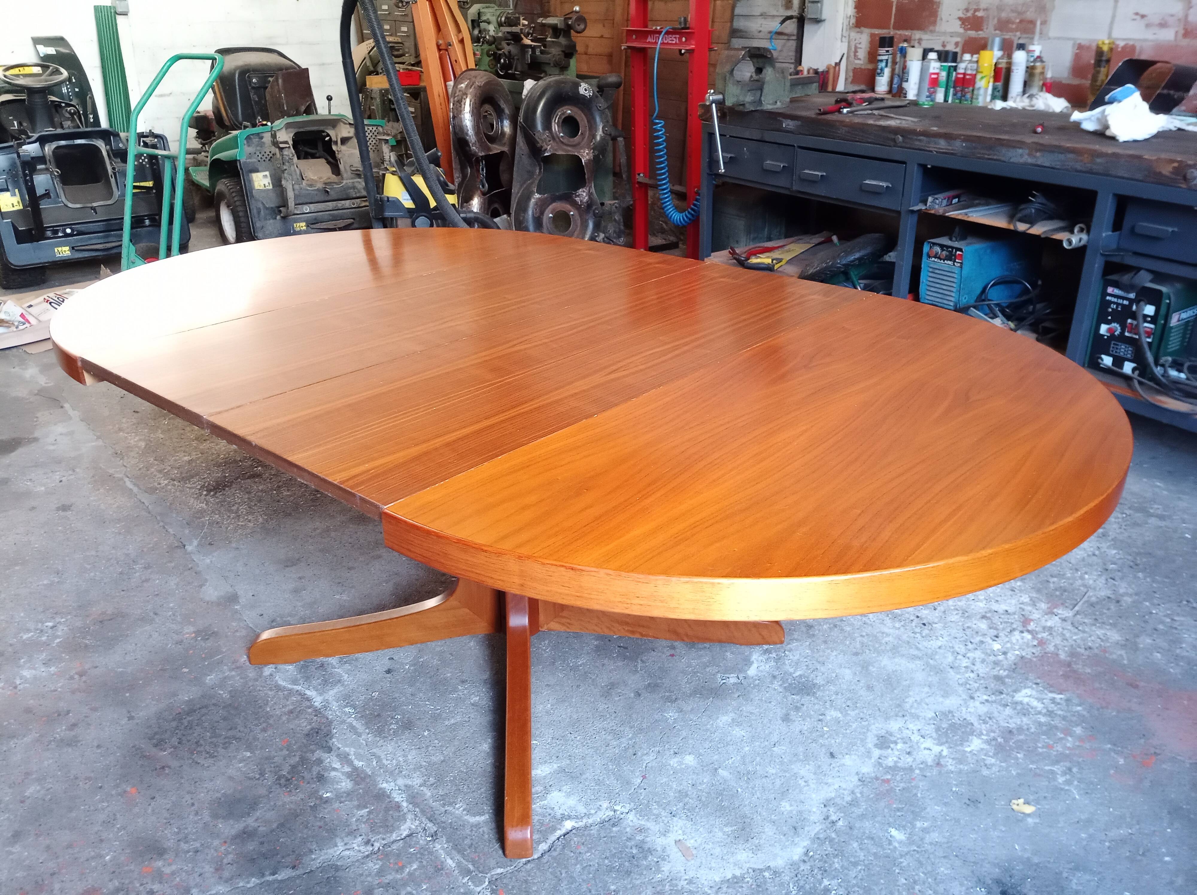 Scandinavian extending table