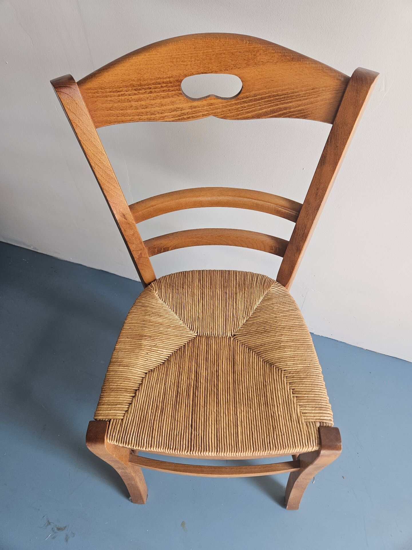Chaises en bois robuste 