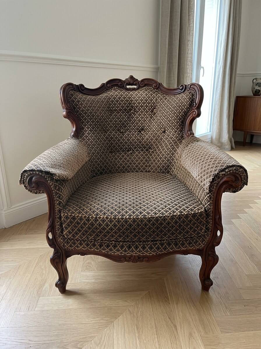 Baroque armchair in carved wood and geometric fabric.