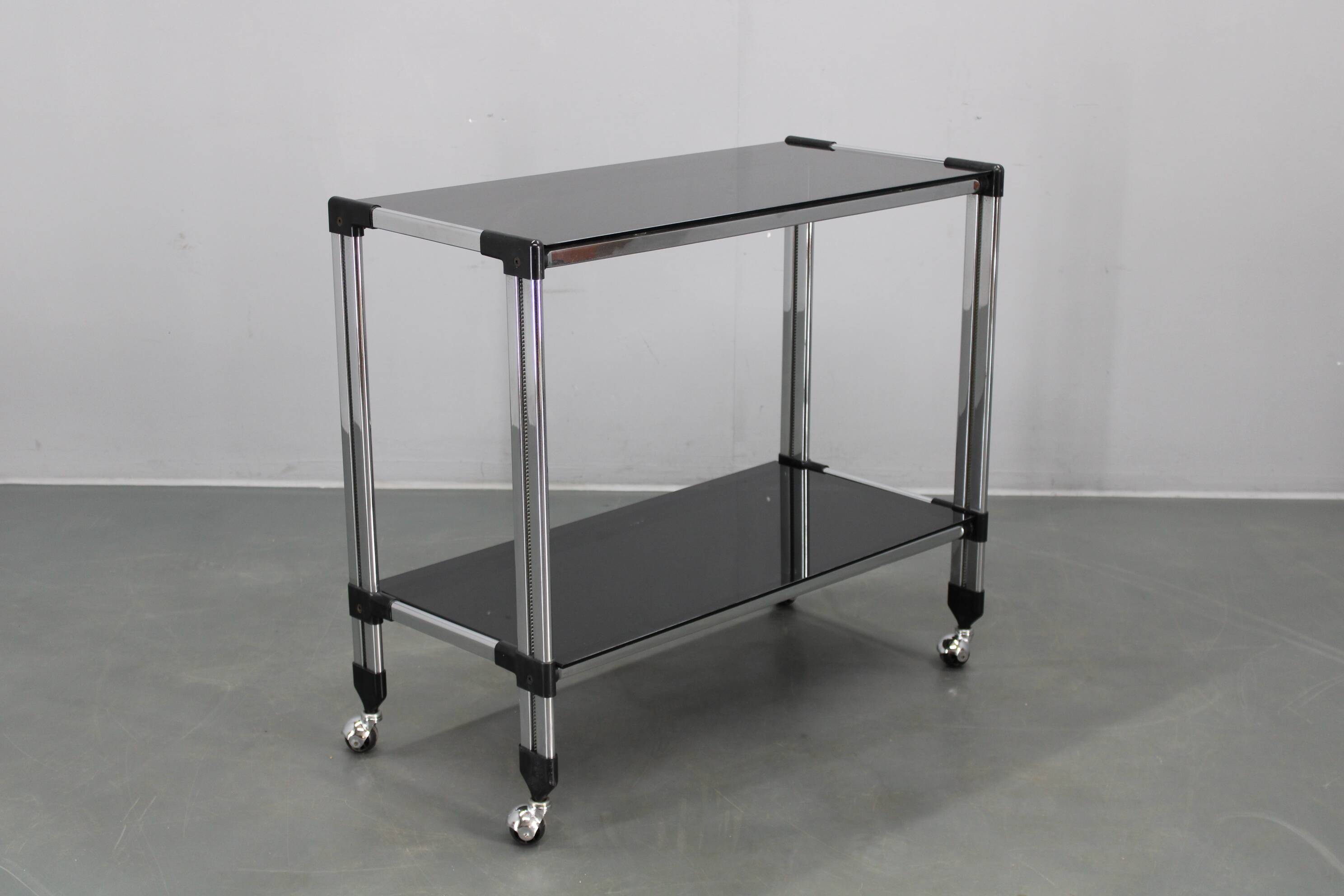 Table de service italienne des années 1970 en chrome et verre fumé, montée sur roulettes