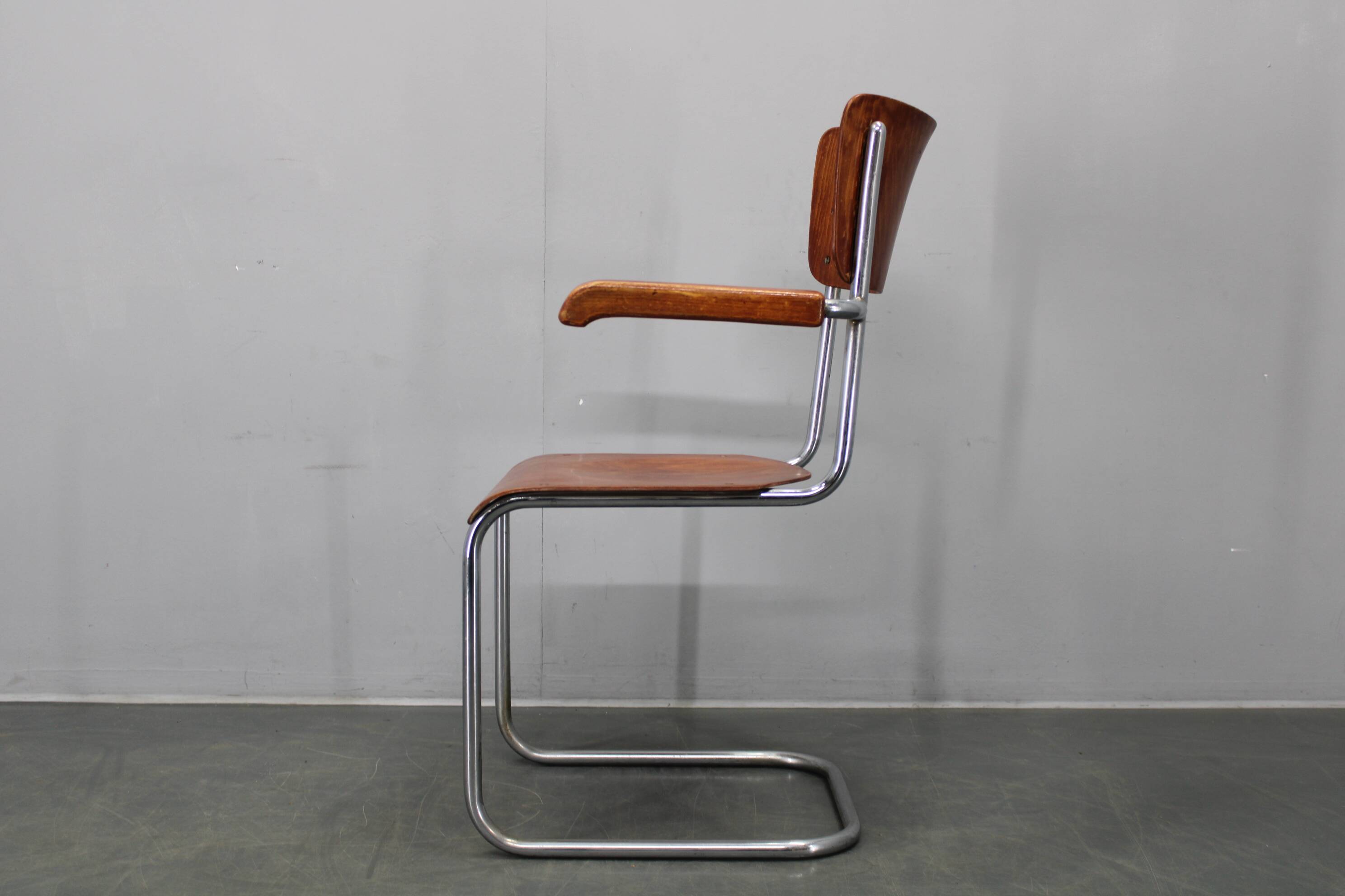 Bauhaus cantilever armchair in chrome tubular steel and beech, 1930s